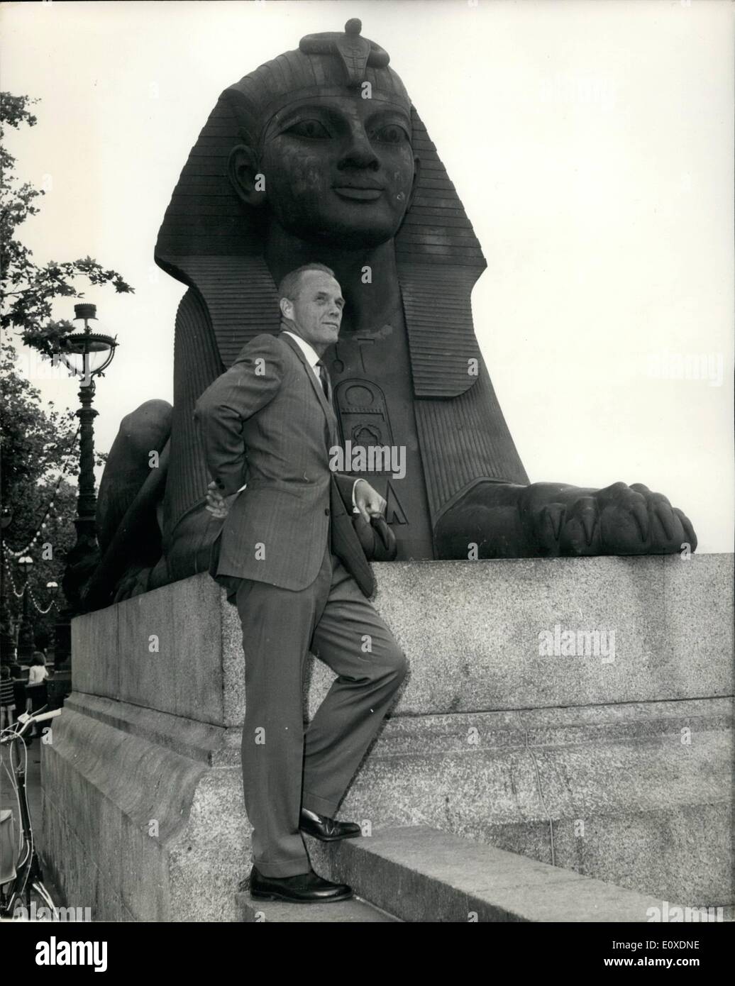 Maggio 05, 1966 - astronauta John Glenn su Londra visita: Col. John Glenn, il primo astronauta americano in orbita della Terra, che è qui per quattro giorni di buona volontà visita oggi, tenere una conferenza stampa presso il Savoy Hotel questo pomeriggio. Col. Glenn, ora un consulente per la NASA negli Stati Uniti spazio civile agenzia - sarà qui fino a sabato. La foto mostra il Coll John Glenn nella foto con uno della Sfinge a Cleopatra Needle - come egli guarda oltre il Tamigi a Londra oggi. Foto Stock