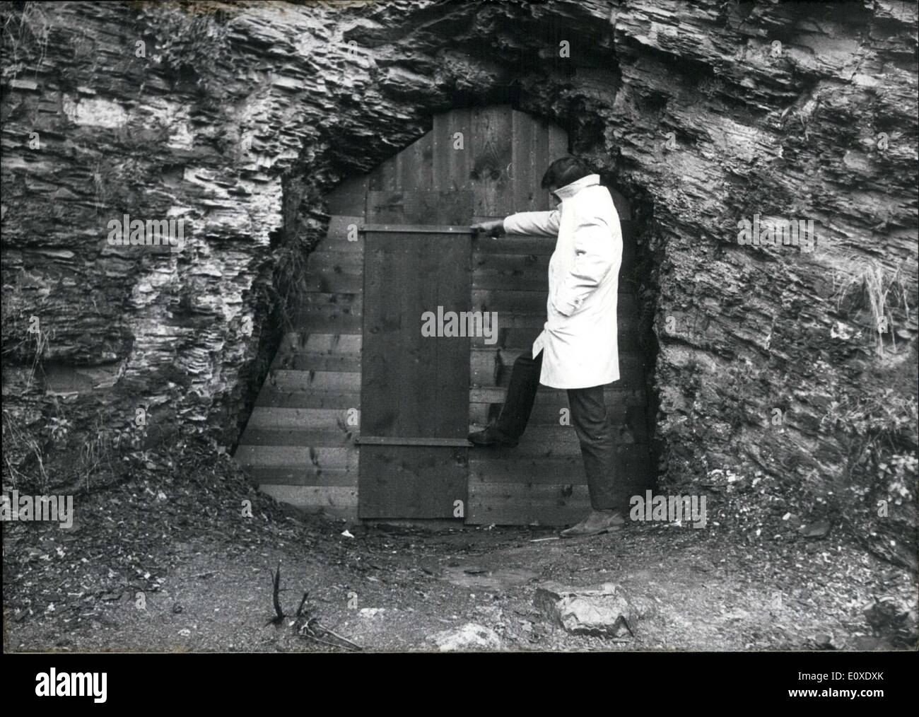 Giugno 29, 1966 - Questo bunker in Langenberg, una piccola città nel Rheinland, Germania, è stato chiuso dopo Juergen Bartsch ha ucciso quattro bambini all'interno. Visitatori mantenuti prossimi a causa dell'sensationalistic notizie circa gli omicidi, in modo che la polizia cordoned fuori della zona e l'ingresso è stato sigillato(foto) Foto Stock