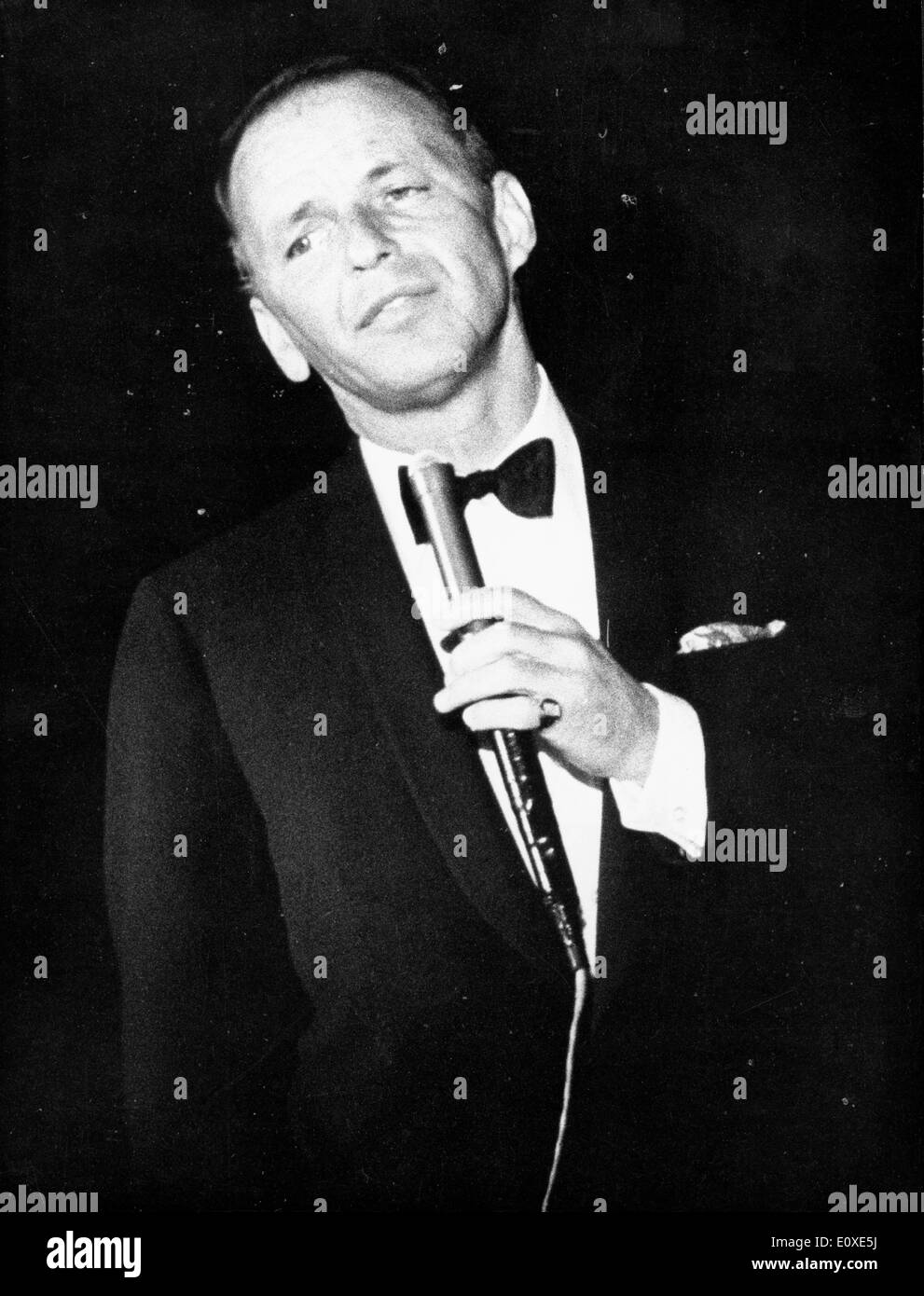 Il cantante Frank Sinatra di eseguire in un concerto a Parigi Foto Stock