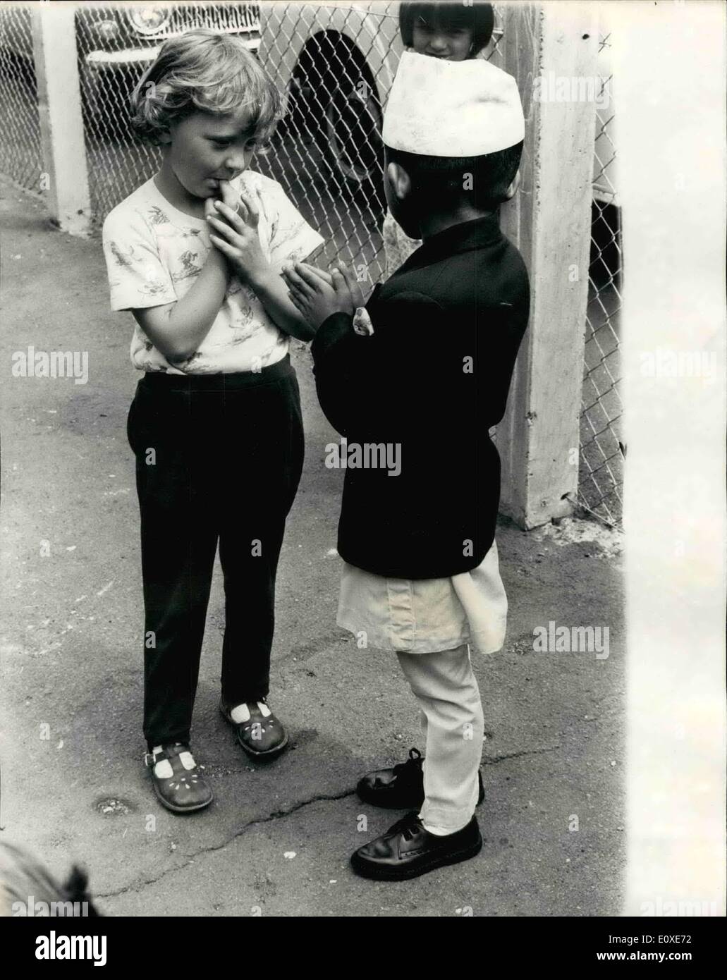 Lug. 07, 1966 - VC Gurkwa il figlio arriva a unirsi a suo padre: il figlio di 5 anni Bhakta Bamadur Limbu che sono arrivati presso la RAF Lyneham Stazione, Wilts, ieri dopo aver volato oltre 8 mila miglia da Singaporee per vedere il suo padre Lance-Corporal Rambahamdur Limbu che riceveranno il VC dalla regina di martedì per per azione nel Sarawak, Rhakta, che ha perso la sua madre sei mesi fa è stata accompagnata da un grande dal suo reggimento paterno th decimo Principessa Maria la propria Gurkha fucili. Questa mattina Rhakta ricongiunto il padre presso il Regent's Park caserma Foto Stock