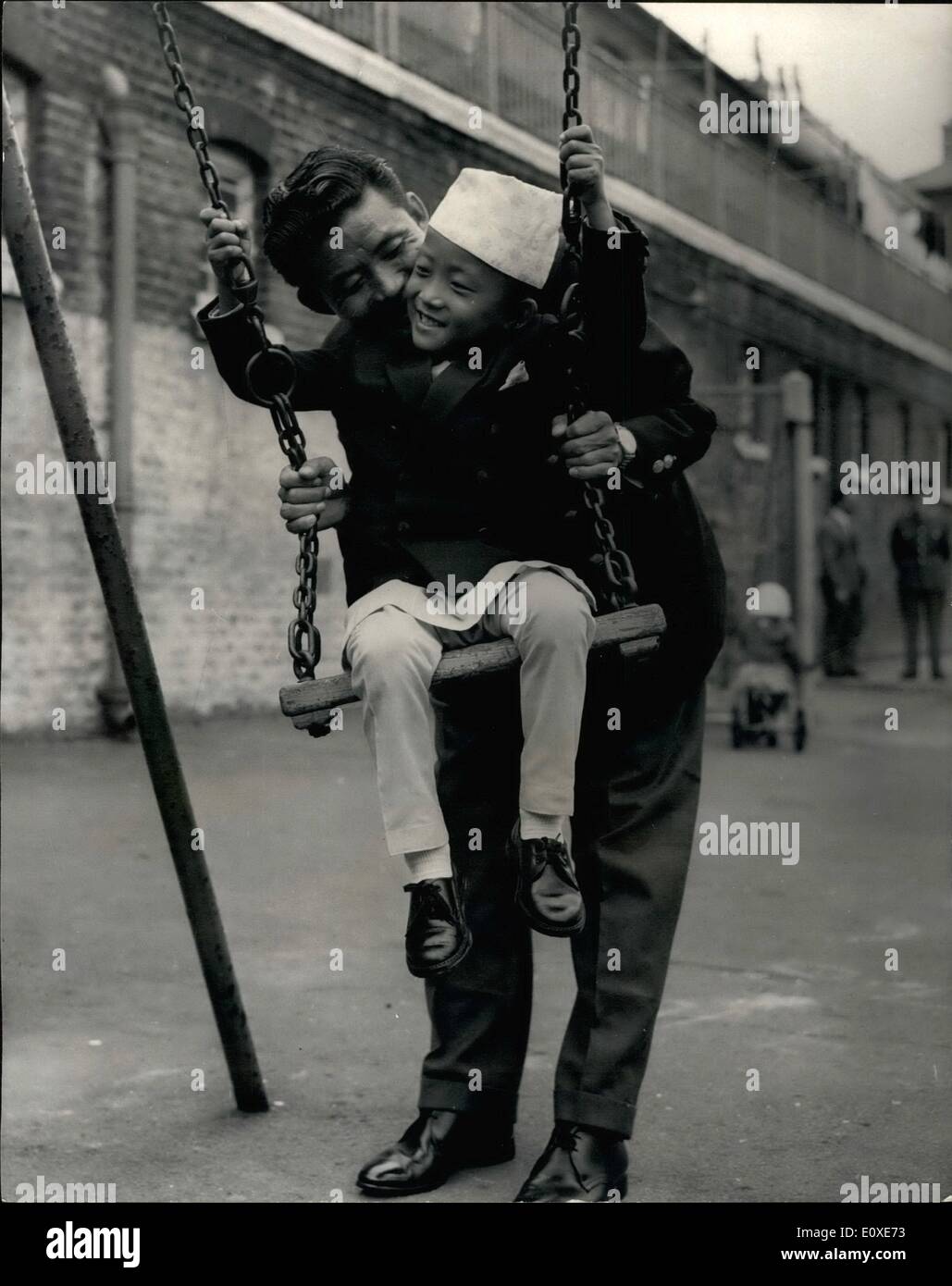 Lug. 07, 1966 - VC Gurkha il figlio arriva a unirsi a suo padre: il figlio di 5 anni Bhakta Bahadur Limbu che sono arrivati presso la RAF Lyncham Stazione, Wilts ieri dopo aver volato oltre 8 mila miglia da Singapore per vedere il suo padre Lance-Corporal Bambahadur Limbu, che avranno ricevuto il VC dalla regina di martedì per azione nel Sarawak. Bhakta, che ha perso la sua madre sei mesi fa è stata accompagnata da un grande dal suo reggimento paterno il decimo della principessina Màrija proprio Gurkha fucili. Questa mattina Bhakta uniti nuovamente il padre presso il Regents Park caserma Foto Stock