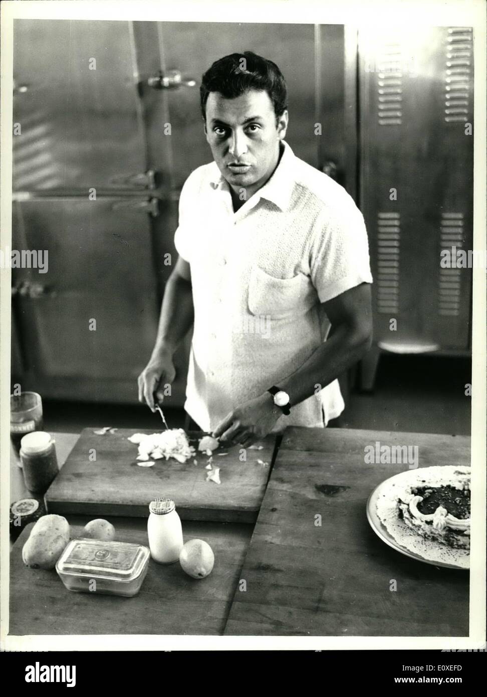 Lug. 07, 1966 - Il conduttore indiano del Los Angeles Orchestra, Zubin Mehla , Occupato presso il suo hobby la cottura nella cucina del Guest House dell'israeliano Philharm Orchestra. Foto Stock