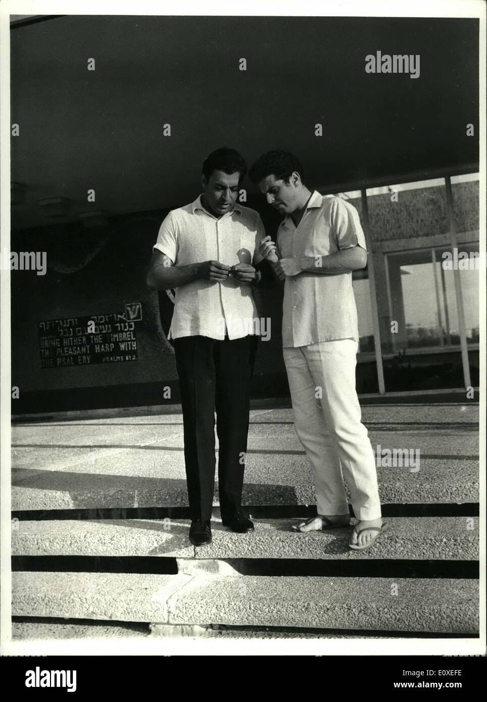 Lug. 07, 1966 - Zubin Mehta (30) e il suo buon amico del pianista israeliano Daniel Barenboim (23) presso la guest house di Israele Foto Stock