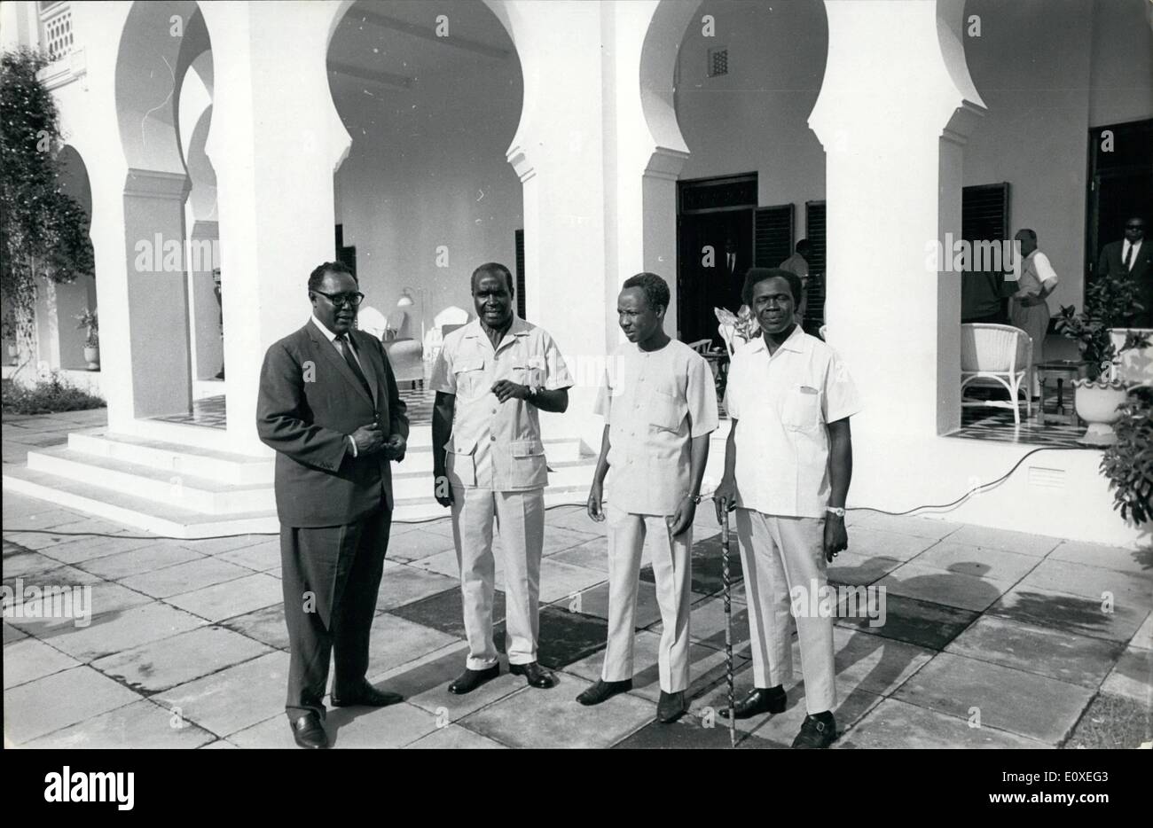 Lug. 07, 1966 - Incontro di Oriente e Africa Centrale leader presso la casa di stato a Dar-es-Salaam, Tanzania-per discutere gli effetti della crisi della Rhodesia, e la cooperazione economica tra gli interessati in altri paesi africani, e anche nello Zambia la minaccia di ritirarsi dal Commonwealth. I leader sono anche andando a prendere in considerazione una azione congiunta sul ritiro dal Commonwealth. 1. Allo stato casa poco prima che i colloqui iniziata sono da sinistra: Giuseppe Murmbi, Vice Presidente del Kenya - Presidente Kaunda dello Zambia - Presidente Julius Nyerere della Tanzania - Presidente Milton Obote dell Uganda. Foto Stock