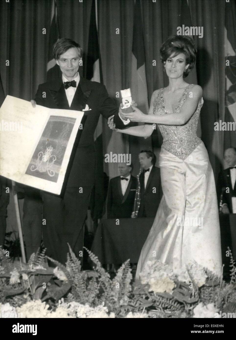 21 maggio 1966 - Par Oscarsson dalla Svezia vince il premio per il migliore degli uomini del loro ruolo per la sua prestazione nel film " La fame" Foto Stock