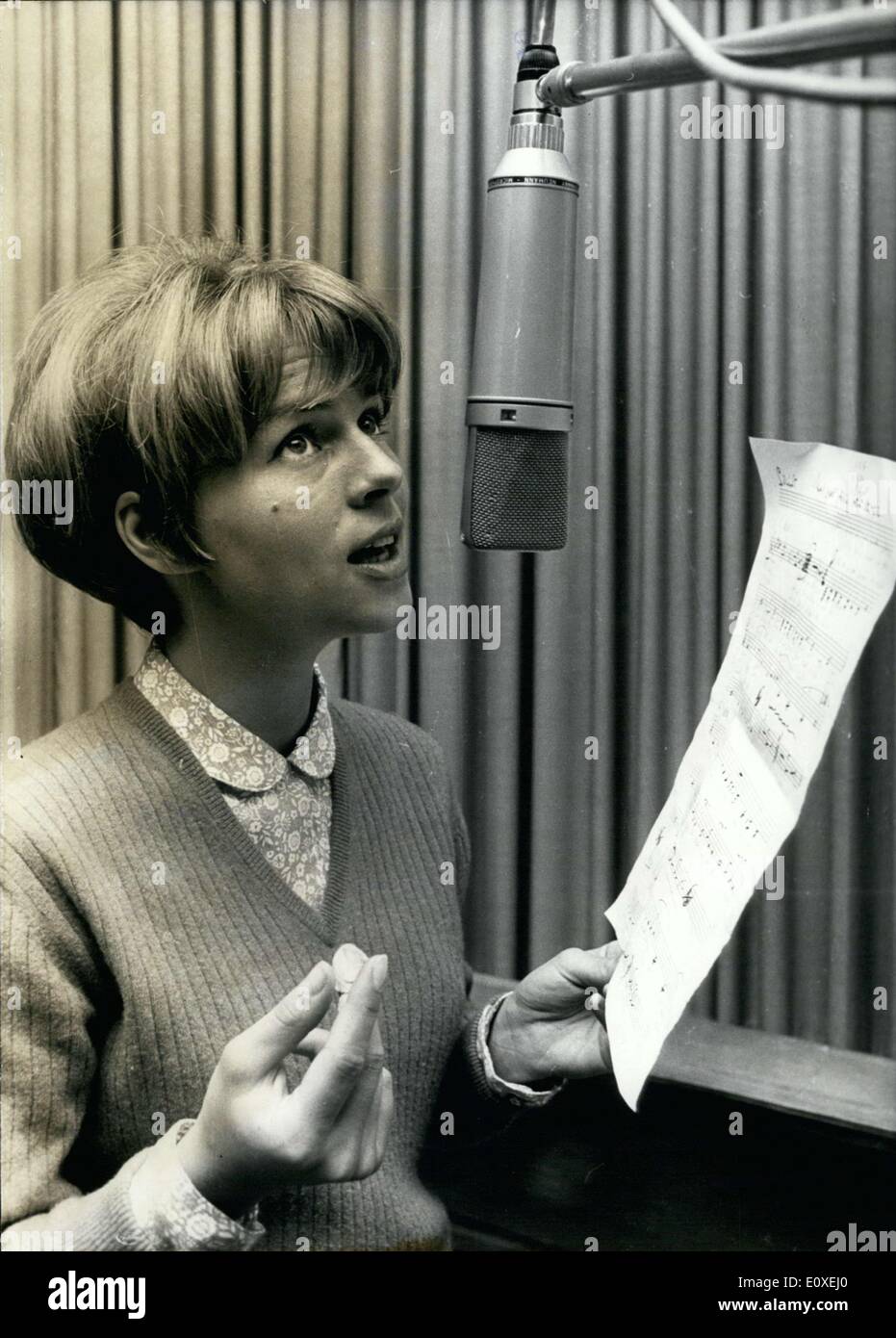 23 maggio 1966 - I ventilatori di Connie Cornelia Froboess non hanno bisogno di preoccuparsi per la loro stella. A dispetto di teatro di combattimenti e telev Foto Stock