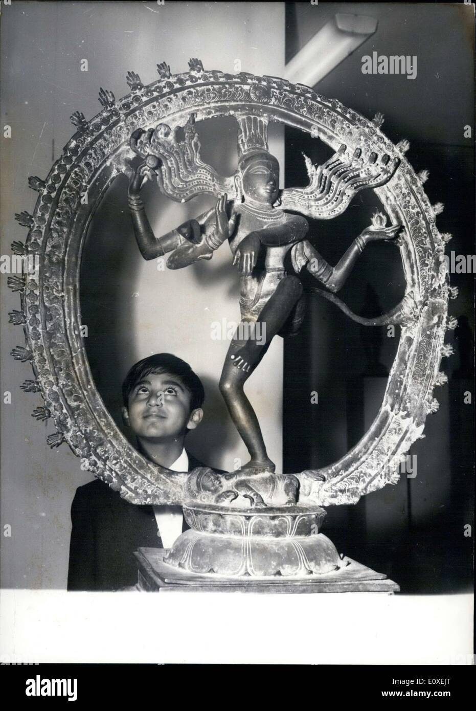 28 maggio 1966 - La Hamburg Museum of Art e il commercio ha messo in una mostra di arte indiana Questo visitatore indiano è stato colpito da questo pezzo intitolato "iva Nataraja'' di Madras, India. Risalgono al XI secolo. Foto Stock