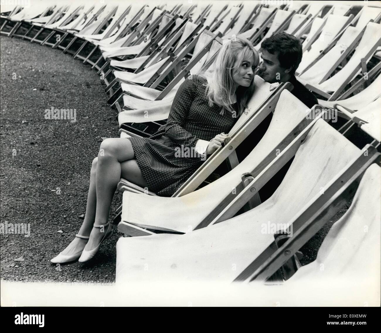 Agosto 08, 1966 - Sdraio Break,: Dudley Moore, il noto musicista e funny man - è illustrato ieri con la sua ragazza, Suzy Kendall, tra le sedie a sdraio in Hyde Park, quando si prende una pausa da catturare un insieme musicale chiamato ''trenta è un pericoloso età, Cynthia' Foto Stock