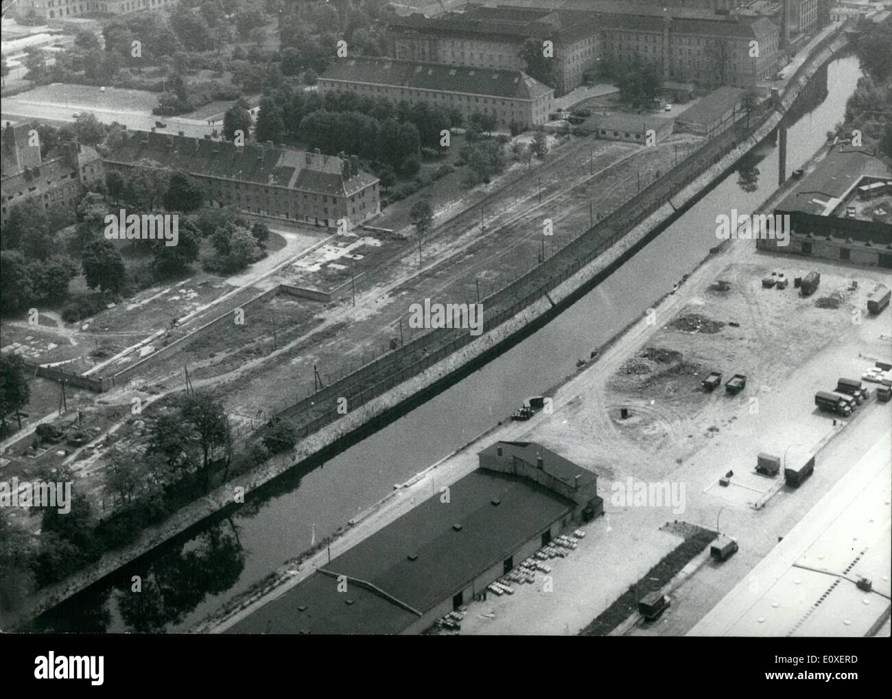 Lug. 07, 1966 - come una linea: passa la parete lungo il canale Landwehr attraverso Berlino. Su tutti questi punti nel tempo avranno il nuovo e moderno muro. La foto mostra è stata presa con licenza di noi Air-Force. Foto Stock