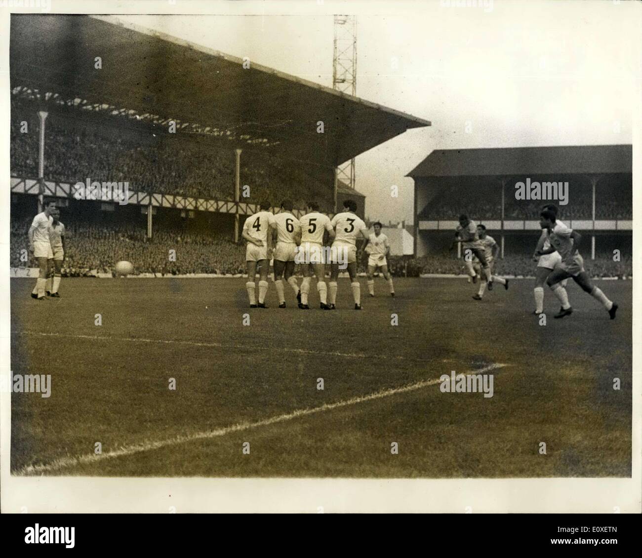 Lug. 13, 1966 - World Cup 276 Brasile V Bulgaria: Brasile Pele, ottiene airborne come egli punteggi da un calcio di punizione, passato Bulgaria difensori. Foto Stock