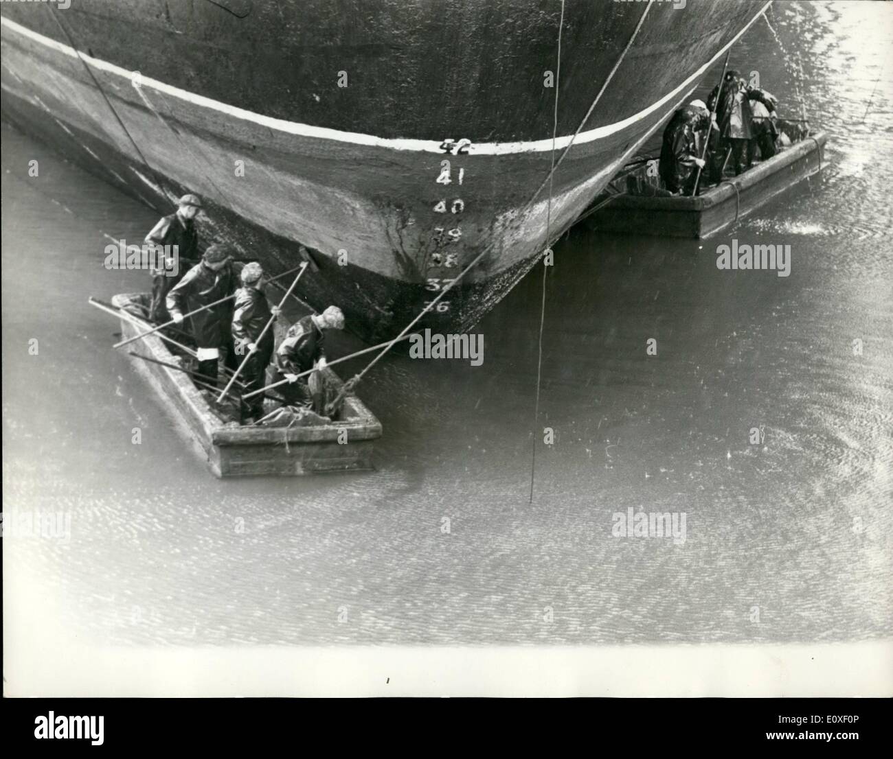 Agosto 08, 1966 - LA CAMICIA Queen Mary va in bacino di carenaggio a Southampton. Il liner Queen Mary entrò in bacino di carenaggio a Southampton per la subacquea pulizia. Essi sarà anche un controllo per individuare la causa della vibrazione che ha inciso sul suo ultimo due viaggi a New York. Ci sono teorie che il guasto è stato causato da cirripedi accumulati mentre la nave era prevista durante i marinai di sciopero. Mostra fotografica di:- un close-up di uno degli equipaggi di operai visto come pulire la barnacles dal Queen Mary dopo che era entrato il bacino di carenaggio di Southampton. Foto Stock