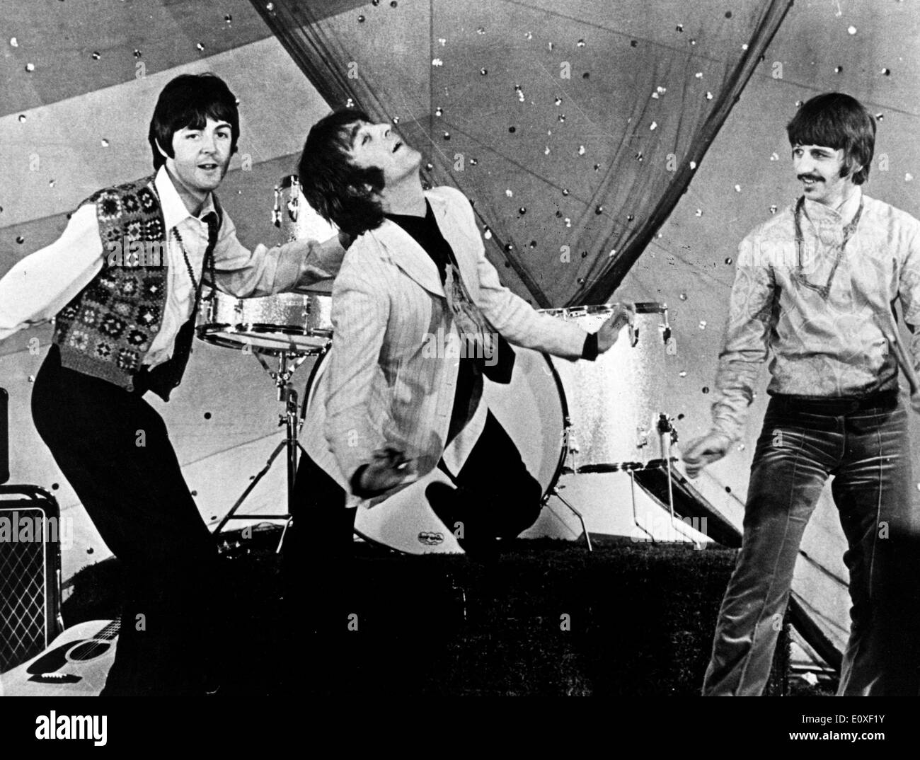 I Beatles sul palco durante una performance Foto Stock