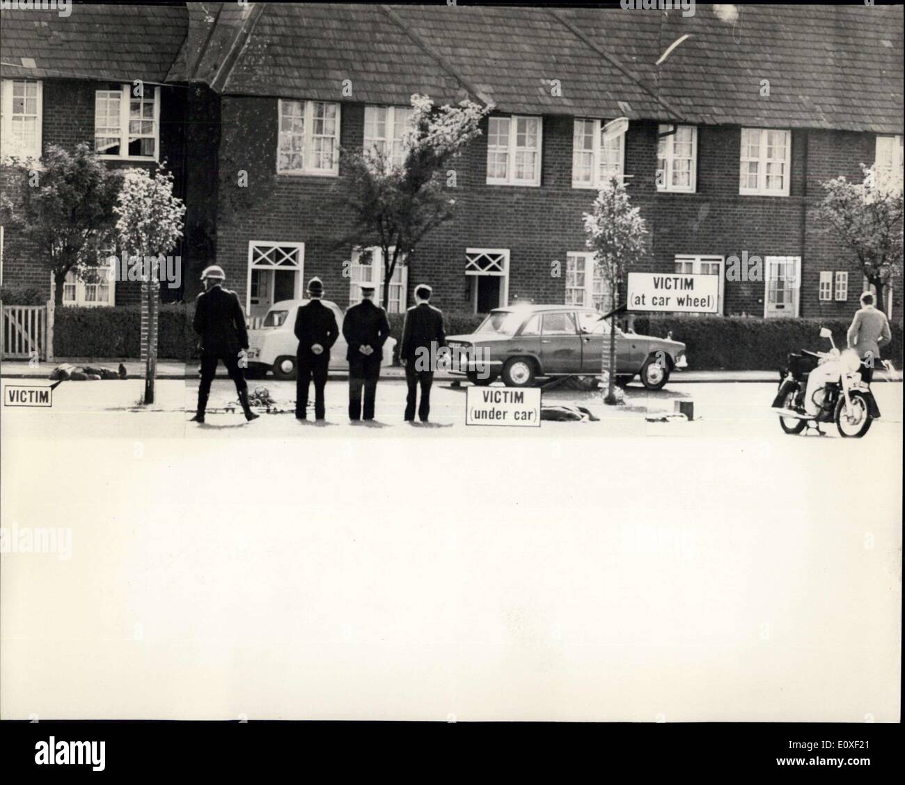 Agosto 13, 1966 - Tre poliziotti hanno sparato giù in una strada di Londra: a Londra ieri pomeriggio tre poliziotti di Londra sono stati girati giù per la strada. La tripla le riprese si sono svolte in Braybrook Street pastore la boccola che si affaccia Assenzio Frega la prigione. I tre CID ufficiali sono a caccia di una macchina a un Standard blu Vanguard giù Braybrook Street quando colpi di fucile è risuonato e tre poliziotti morti laici. Due sono stati girati in testa e l'altra nella parte posteriore Foto Stock