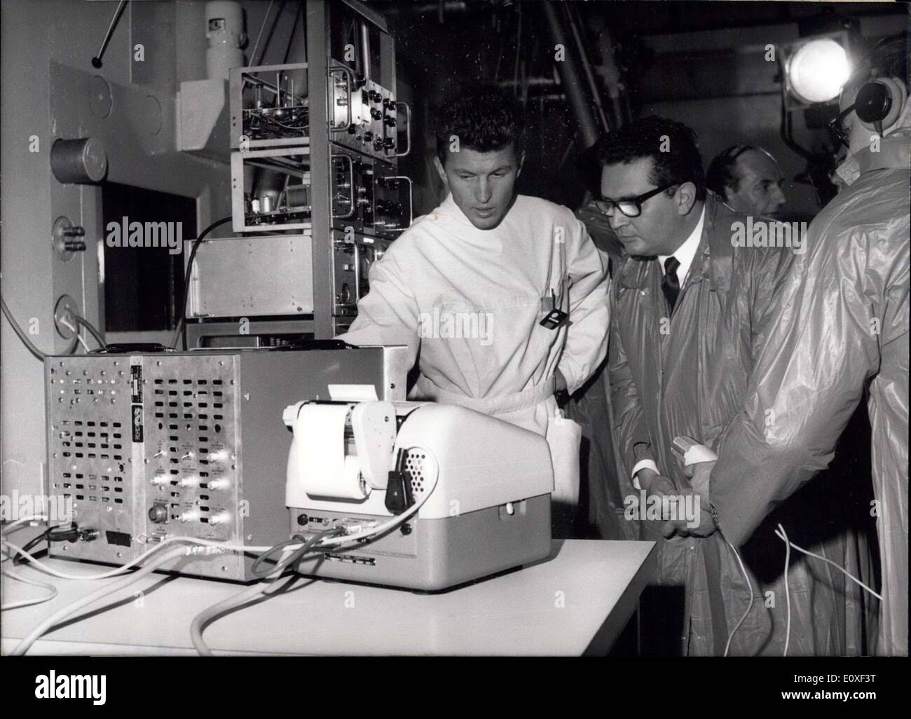 Lug. 21, 1966 - L'Istituto di Chimica Radio di Monaco di Baviera, Politecnico - direttore: POF. Il dott. Hans-Joachim Nato - è ora pronto per essere impostato per funzionare. L istituto è la Germania più importante collegio per quella particolare ramo della scienza. Si tratta di lavorare in stretta collaborazione con Monaco di Baviera atom-reattore. Chimica Radio sta diventando sempre più importante per lo sviluppo della ricerca nucleare e della tecnologia nucleare. Dati dell Istituto di Chimica Radio di Monaco di Baviera La foto mostra il dr. Foto Stock