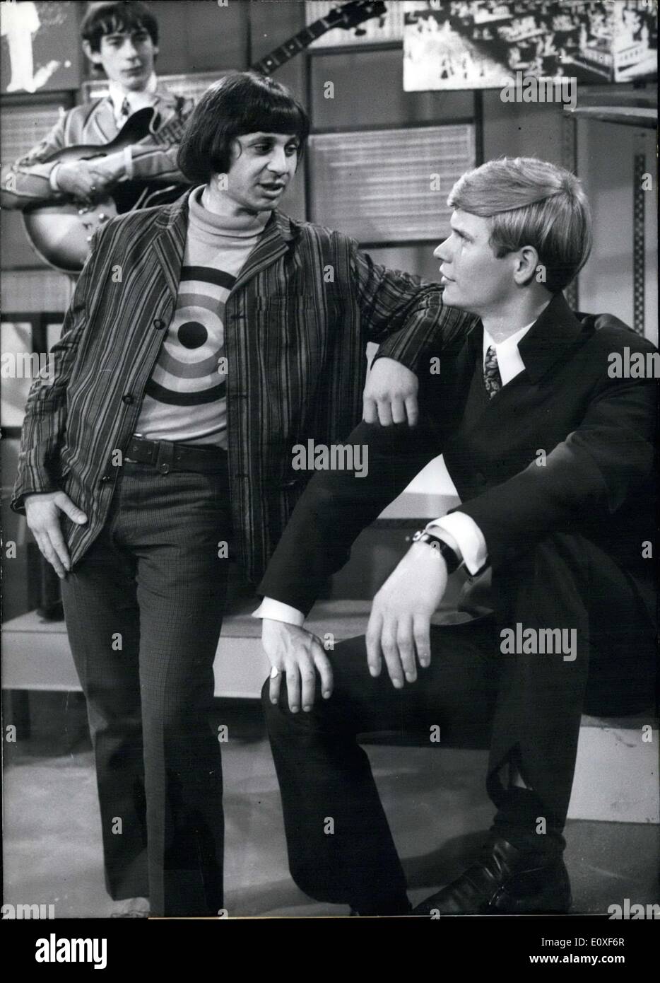 Agosto 06, 1966 - ''sonaglio''-Boss Achim Reichel ha ottenuto due giorni di vacanza da caserma di giocare con il suo ''abbandonato'' band-colleghi. Per i seguiti di ''Musik f?r junge Leute''(Musica per giovani), la produzione di ''4-3-2-1 caldo e dolce" è stato realizzato dal ZDF. Per questa produzione, Achim Reichel(foto a destra) funziona con Casey Jones (sinistra), i governatori, Roy Black, diamanti, Suzi, e Andre Brasseur. Foto Stock