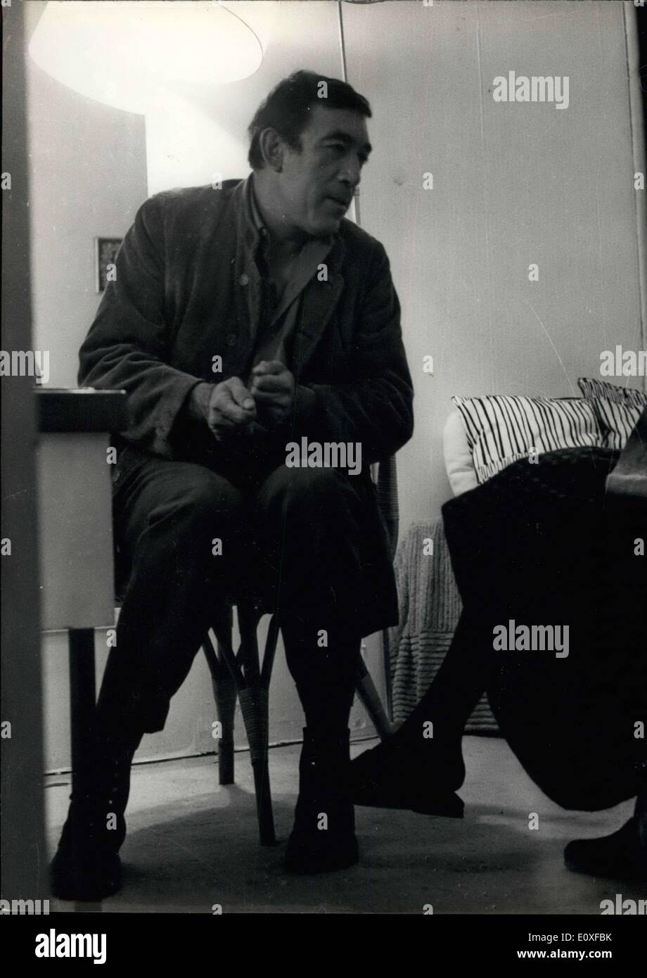 Sett. 07, 1966 - Anthony Quinn stelle nel nuovo film: Anthony Quinn stelle nel nuovo film ''venticinquesima ora'' ora fatto a Parigi. Mostra fotografica di Anthony Quinn preparando una scena davanti a uno specchio nel suo spogliatoio. Foto Stock