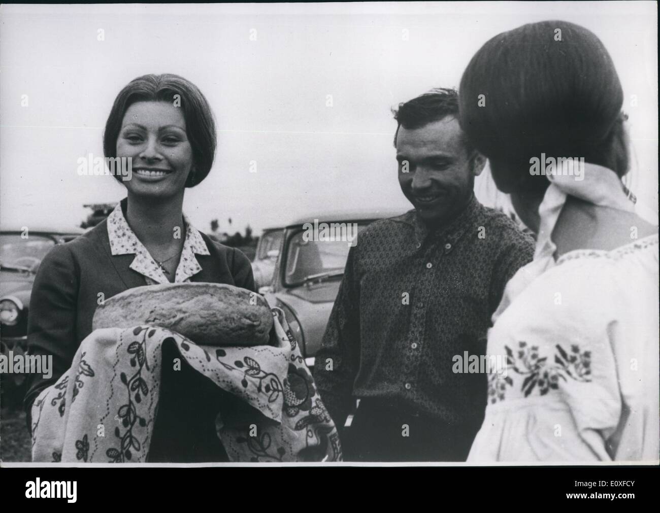 Agosto 08, 1966 - star italiana Sophia Loren è attualmente le riprese di un film a Poltava, Russia che Vittorio De Sica è produrre chiamato ''Il Girasole". I contadini di portare la sua tradizionale pane e sale su un arazzo ricamato di dare il benvenuto a lei. Gloria Vanderbilt con lui Foto Stock