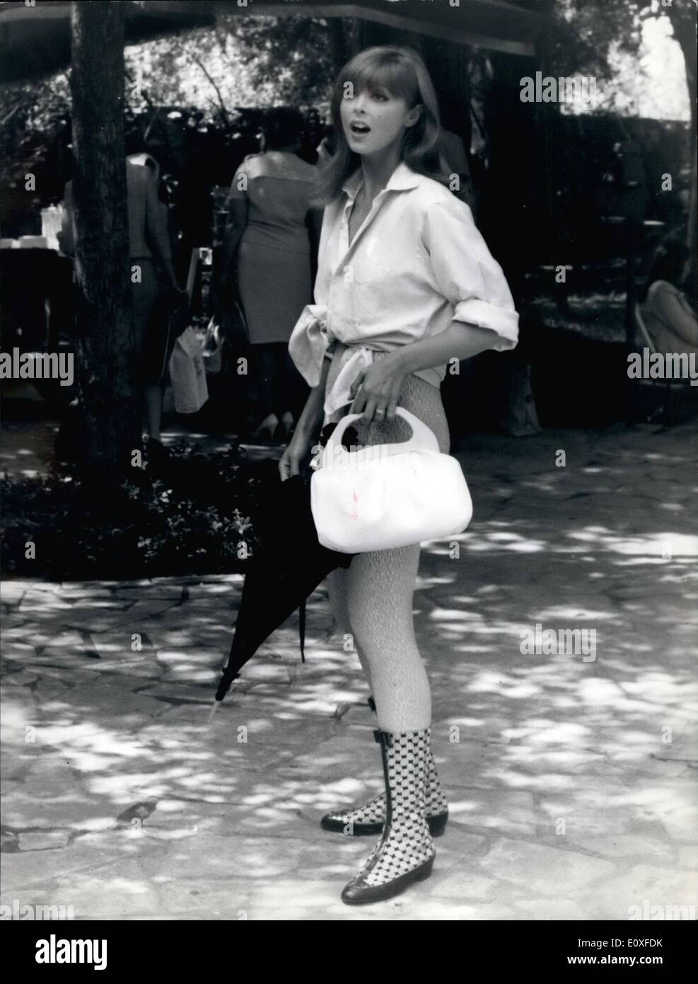 Agosto 08, 1966 - capelli rossi stella americana Tina Louise è ripresa in Roma '' Il fiechio al naso'' (nisa sul naso) diretto e interpretato da Ugo Tognazzi Foto Stock