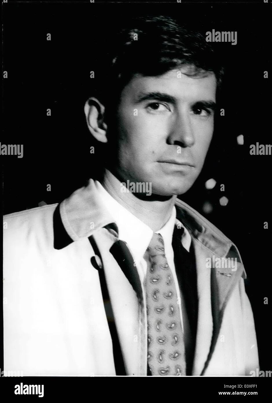 Agosto 08, 1966 - Lo scandalo . Sotto il titolo di un film di detective con fotografie all'aperto ad Amburgo è effettuata al presente. Si tratta di un American-French co-produzione, produttore è di Claude Chabrol. Gli attori principali sono la stella di Hollywood Anthony Perkins, Christa Lang, attrice tedesca che è nato ad Essen ma ha vissuto per anni a Parigi. e il francese Maurice Ronet che essere visto sulla nostra immagine in una scena di Le scandalo OPS: Antony Perkins. Keystone foto, 4.8.66 Foto Stock