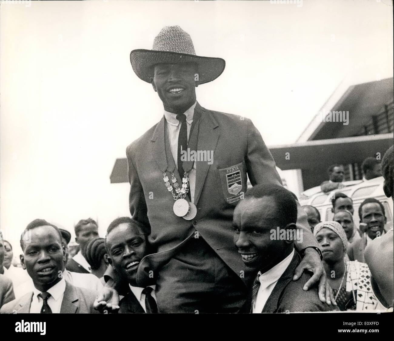 Agosto 08, 1966 - Kenya atleti dato grande benvenuto su ritorno a casa: un trionfale benvenuto è stato accordato per il Team keniano dai giochi del Commonwealth, quando sono tornato a casa ieri. Ci sono state scene giubilanti ha guidato attraverso le strade di Nairobi dall aeroporto di Nairobi. All'aeroporto centinaia di africani allietate e ballato follemente come Kipchoge Keino, Wilson Kiprugut e Naftali Tamu intensificato dall'air craft. Mentre a Londra il sabato, Keino ha rotto la U.K. Tutti gli angoli i record per il miglio, presso la Città Bianca Foto Stock