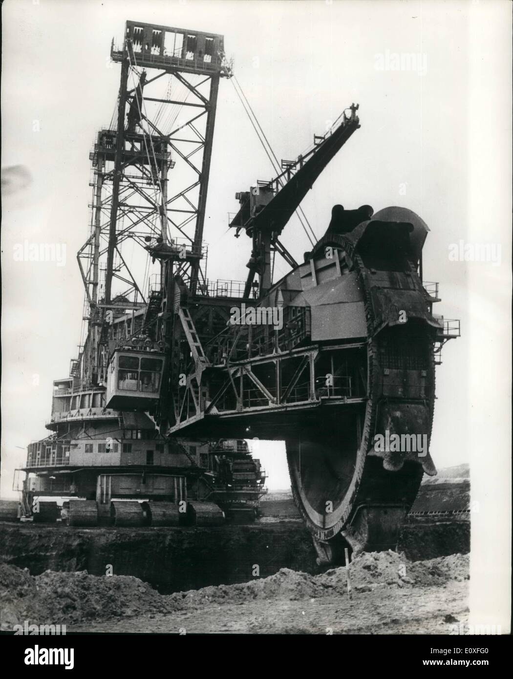 Agosto 08, 1966 - Il più grande del mondo di Draga - Escavatore (striscia Miner) il più grande del mondo di draga, sia per le misurazioni e le prestazioni, è stata messa in funzione presso il a cielo aperto funziona su un marrone deposito di carbone, chiamato ''Fortuna'', Vicino Bergheim-Erft, Germania. Il mostro di acciaio pesa quasi 7.600 tonnellate - la sua lunghezza è di 210 metri e la sua altezza di 73 metri. La ruota a palette è di per sé più grande di una casa. Sette persone sono necessari per far funzionare la draga, che è in grado di rimuovere un giorno di uscita di 220.000 tonnellate in 20 ore Foto Stock