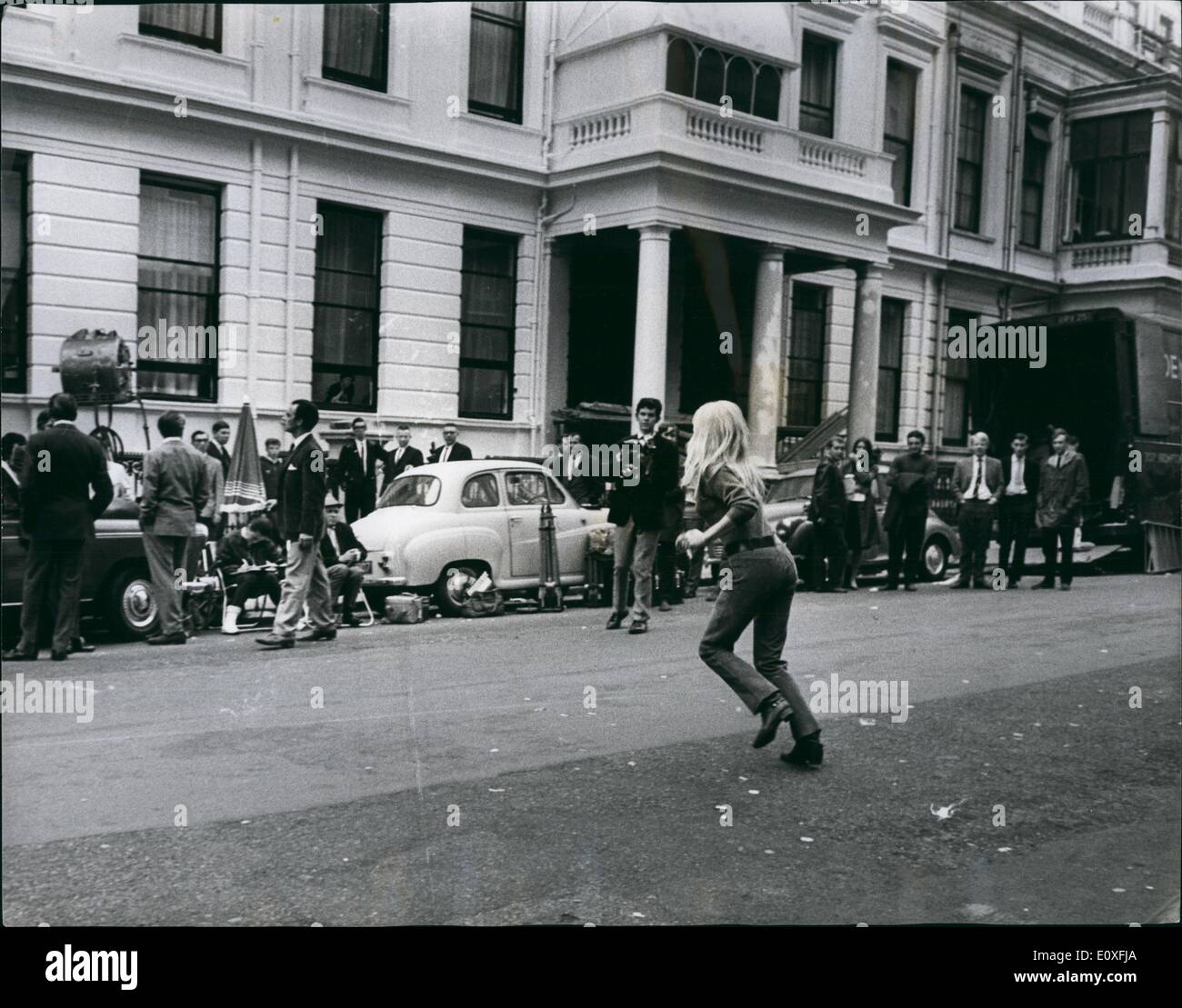 Sett. 09, 1966 - Brigitte Bardot riprese a Londra: Film di star Brigitte Bardot era ieri le riprese di una scena da ''a due settimane nel mese di settembre" presso il Windsor Hotel, Lancaster Gate, Londra. Brigitte indossava un blu mini gonna e, dopo un rapido cambiamento, un sweaper e cavo marrone pantaloni. La foto mostra che indossa un maglione e pantaloni, Brigitte Bardot corre attraverso le leggi al di fuori il windsor hotel di ieri. Foto Stock