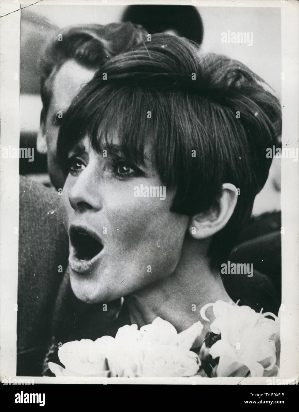 Sett. 09, 1966 - non agisce, ma veramente spaventati.... ... È stato film di star Audrey Hepburn, quando, all'arrivo all'aeroporto di Schiphol, un Foto Stock