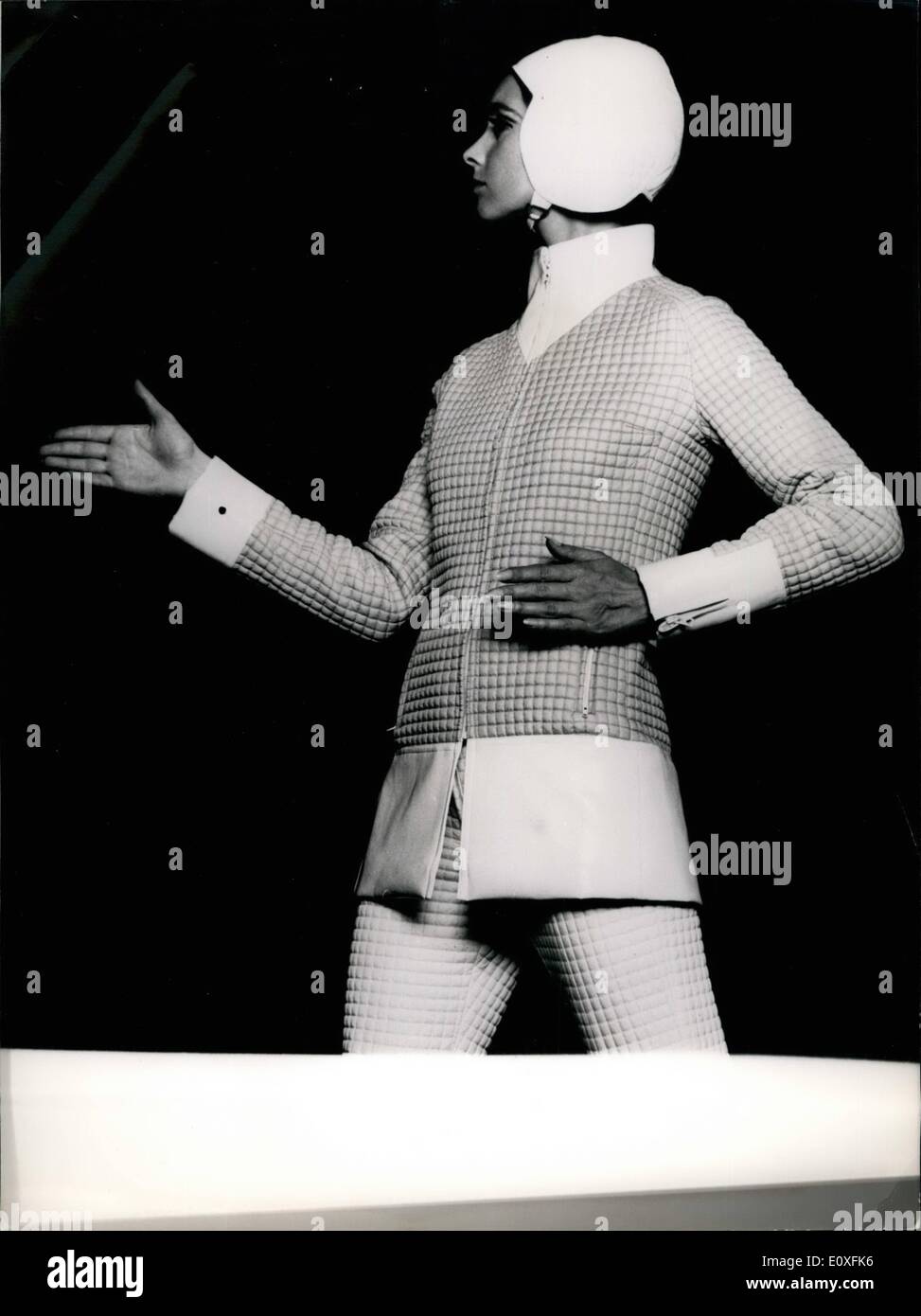 Sett. 09, 1966 - sport invernali moda in mostra: sport invernali mode vengono ora mostrati da Parigi dress maker specializzato un indumento sportivo.mostra fotografica di Ski-ING vestito. Foto Stock