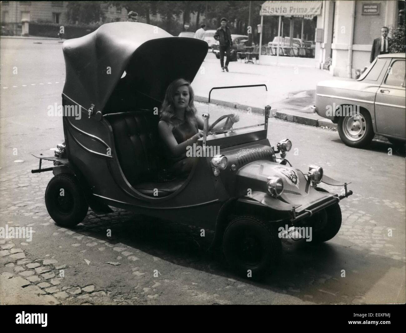 Sett. 09, 1966 - Mini auto per i prossimi attrice Annie singaglaia è sulla buona strada verso la fama, lei in primo luogo è venuto alla ribalta dopo aver giocato un ruolo di primo piano nel ''Croque Monsieur'' a Saint Georges Theatre, Parigi. Ora lei è stata selezionata da Robert hosseein per co-star che vale la pena di lui in ''L' Obsede '' un gioco per essere messa in scena presso la varietà. phto mostra Annie sinigaglia raffigurato nella sua mini auto per le strade di Parigi. Foto Stock