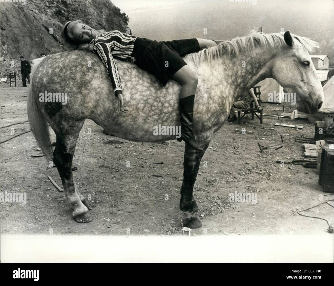 Sett. 09, 1966 - posizione di ripresa in Irlanda per il film ''Jules Vernes Rocket to the moon"; il produttore di Harry Alan Towers ha assemblato un international star cast di esecutori di alto livello da Hollywood, Inghilterra, Germania e Israele a svolgere ruoli di primo piano nella commedia epic ''Jules Vernes Rocket to the moon" e la posizione di ripresa è ora fatto in Irlanda. Dave Freeman ha scritto il gioco scren che originariamente era stata ispirata dagli scritti di Jules venne Foto Stock