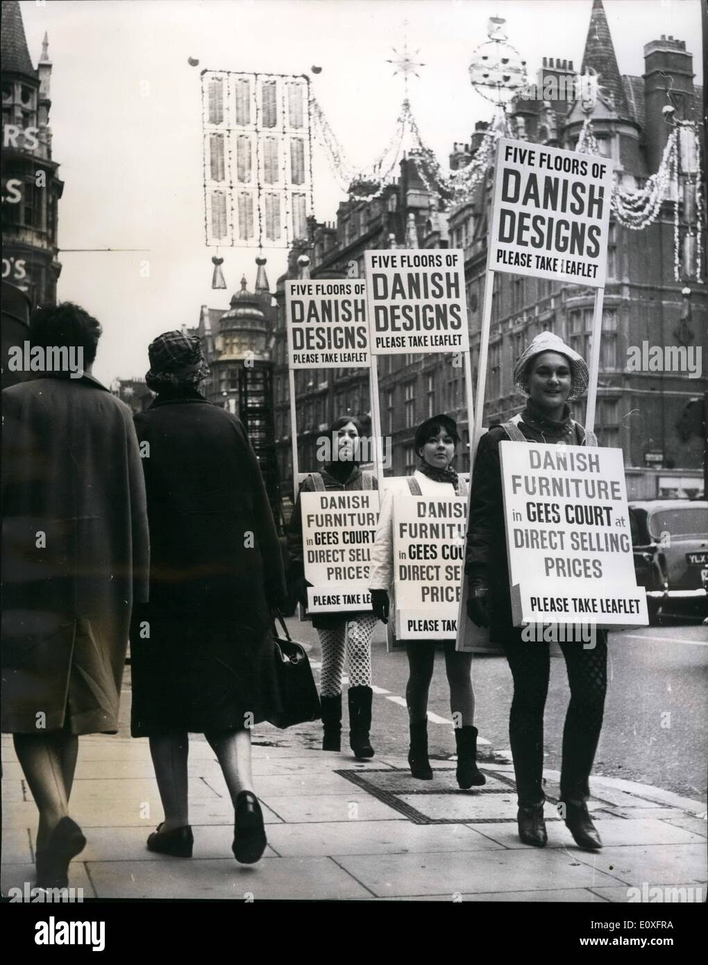 Nov. 11, 1966 - ragazze applicare per sandwich board lavoro e get it: la pubblicità su giornali detto sandwich Board gli uomini volevano. Applicazione per il lavoro sono state le tre ragazze Mairi Maclean di Glasgow, Helen Abercrombie, di Glasgow e Guinea cacciatore, di Wembley e hanno iniziato a lavorare questa mattina nel West End di Londra. La foto mostra le tre ragazze nella foto con i loro pannelli sandwich dopo avere iniziato un lavoro in Oxford Street oggi. Essi sono: dalla parte anteriore a quella posteriore: Guinea cacciatore, di Wembley; Helen Abercrombie, di Glasgow e Mairi Maclean, anche di Glasgow. Foto Stock