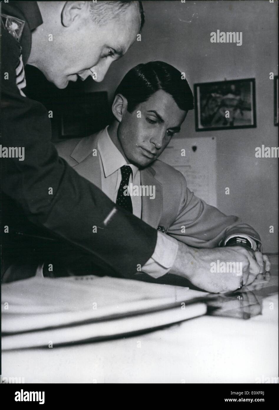 Nov. 11, 1966 - Il film attore e amico del presidente americano-figlia Linda Bird Johnson, George Hamilton, ha fatto subire il muster per US-army in McGraw - caserma a Monaco di Baviera il 8 novembre il risultato della visita medica non saranno a portata di mano prima della scadenza di una settimana, ma con riferimento a questa, Hamilton detto ai giornalisti: ''Beh, il medico non ha tuttavia, guardare stranamente a me in seguito' Foto Stock