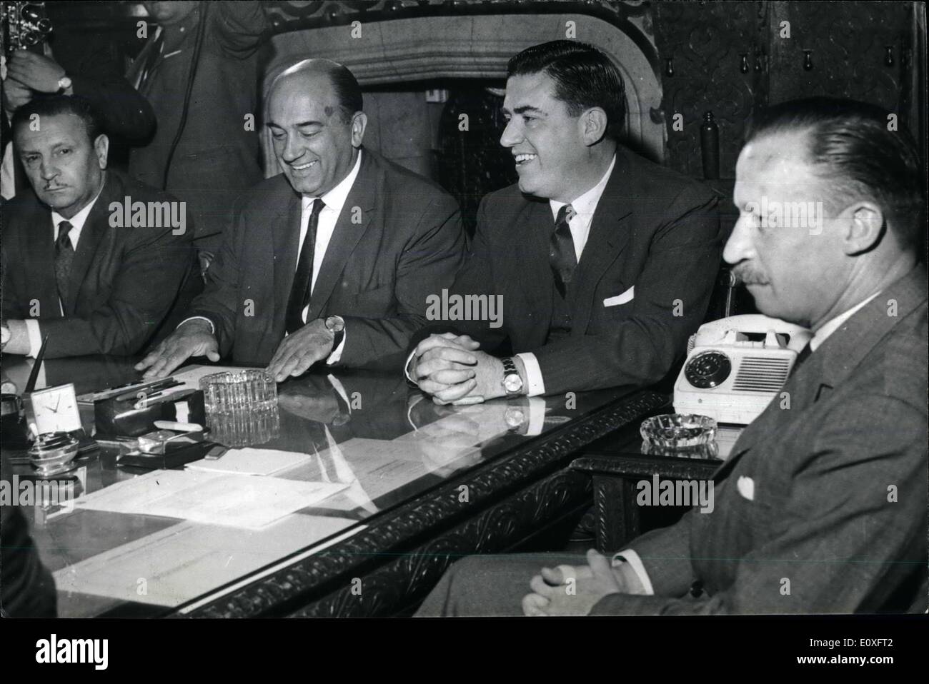 Nov. 11, 1966 - appare qui Presidente Ongania ~i~l~~ e il ministro delle finanze Salimei con la CGT., chief il sig. Prado e sindacali Foto Stock