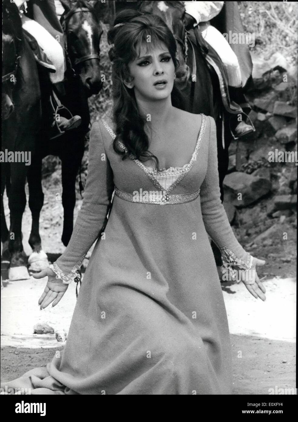 Sett. 09, 1966 - un episodio del film ''Le pia cevoli notti'' (il piacevole notte) è stato suonato da Vittorio Gassman e Gina Lollobrigida. Le storie di pellicola della pellicola sono dedotti da alcuni romanzi scritti da Gianfranco Stroparole su 1.500 D.C. = Gassman è un vescovo di Lodi, esiliato da motivi politici nell' isola di Murano, vicino a Venezia, e Gina Lollobrigida è la moglie del comandante del mercenario soldies, neglets che sua moglie a motivo dell'astronomia. Gina si consola se stessa con un amico Foto Stock