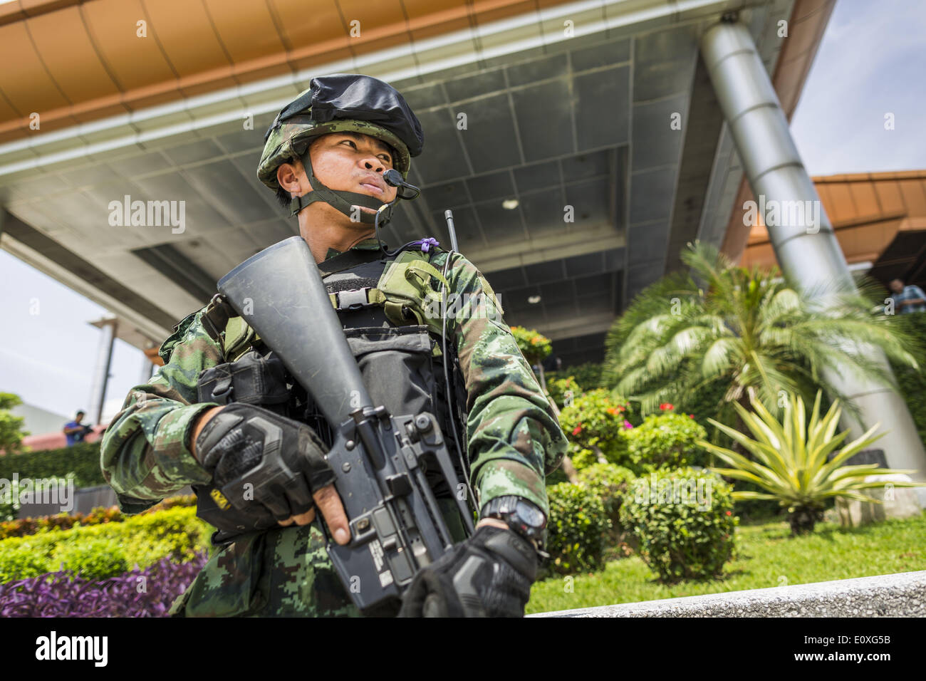 Bangkok, Tailandia. Il 20 maggio 2014. Un tailandese per le operazioni speciali protezioni soldato l'ingresso al Club dell'esercito dopo la proclamazione della legge marziale. Esercito thailandese generali chiamati membri della società tailandese per l'esercito Club per dare loro istruzioni su come procedere durante la legge marziale. L'esercito thailandese ha dichiarato la legge marziale in tutta la Tailandia in risposta alle crescenti tensioni politiche tra governo anti-e pro-governo proteste. Nonostante la proclamazione della legge marziale, la vita quotidiana continua con solo isolato di protesta ma nessuna violenza. Credit: Jack Kurtz/ZUMAPRESS.com/Alamy Live News Foto Stock