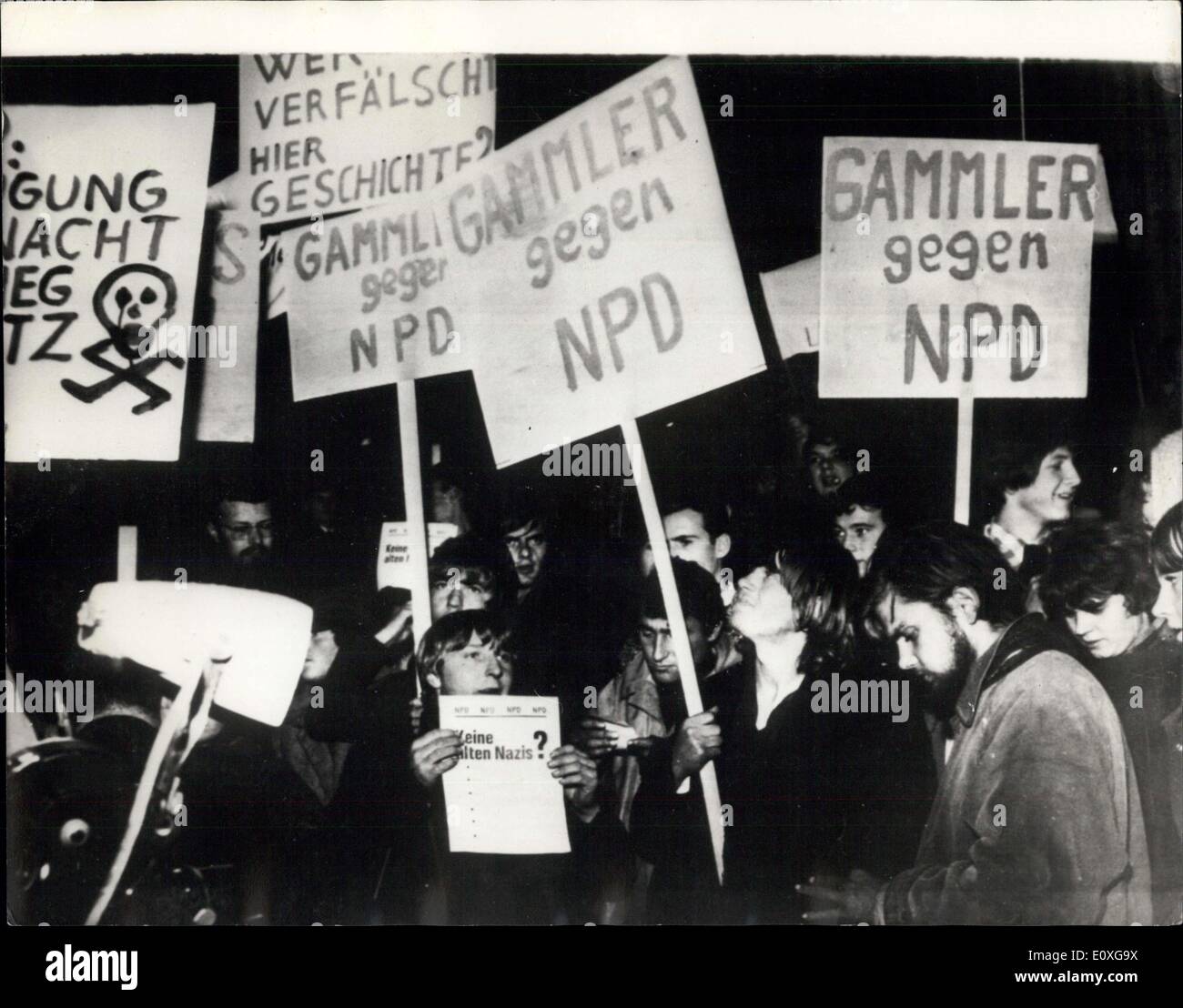 Nov. 19, 1966 - Monaco di Baviera scontri sui Rally Right-Wing studenti manifestano contro N.P.D. A Monaco di Baviera: diverse migliaia di persone, soprattutto studenti, si sono scontrati con neo nazisti la scorsa notte a Monaco di Baviera in cui Hitler tenuto manifestazioni naziste durante la sua salita al potere negli anni trenta. Gli scontri sono scoppiati al di fuori del Circus Krone arena, dove il National Democratic Party (NPD) aveva previsto di tenere un rally in liquidazione la loro campagna per Domenica è stato bavarese elezioni. Mostra fotografica di dimostranti fuori dal Circus Krone a Monaco di Baviera la notte scorsa portando cartelli cuscinetto anti-nazista di slogan. Foto Stock