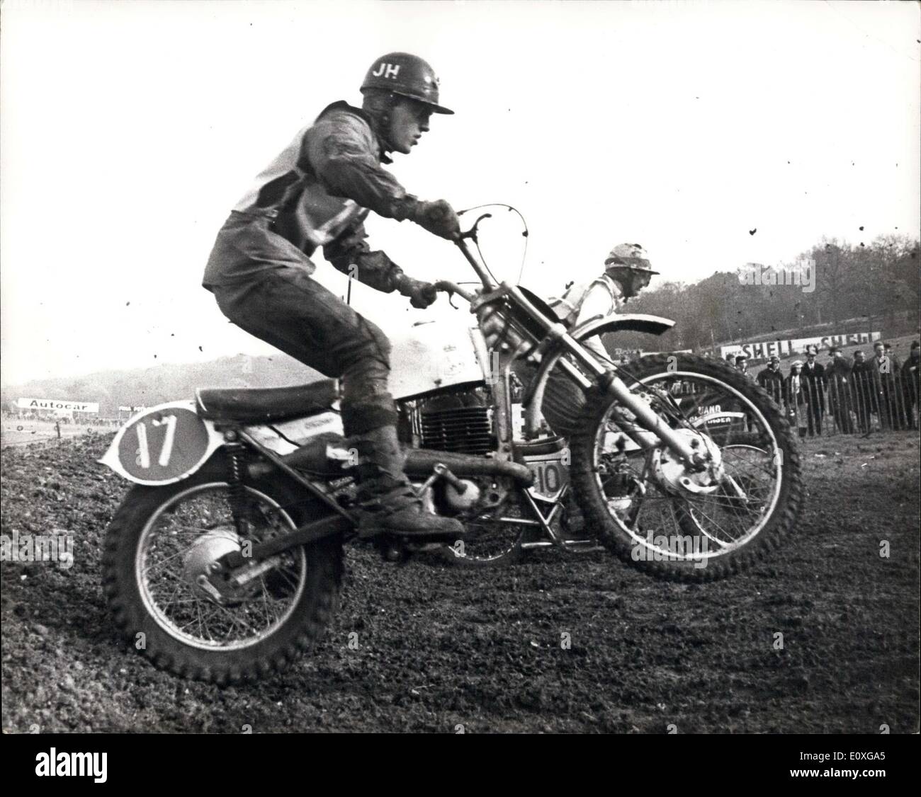 Nov. 20, 1966 - top rider da sei nazioni di competere nel Brands Hatch Scramble internazionale: molti eccellenti piloti provenienti da sei paesi, inclusi campioni nazionali hanno preso parte alla International Scramble a Brands Hatch oggi. Tra le voci erano piloti provenienti da Belgio, Danimarca, Svezia, Nuova Zelanda, Australia e Inghilterra. Mostra fotografica di J. Harrison, dell'Inghilterra in sella a una 250 cc macchina, ha la sua ruota anteriore da terra come egli proviene oltre la collina in gara internazionale per le macchine fino a 500 cc. Foto Stock