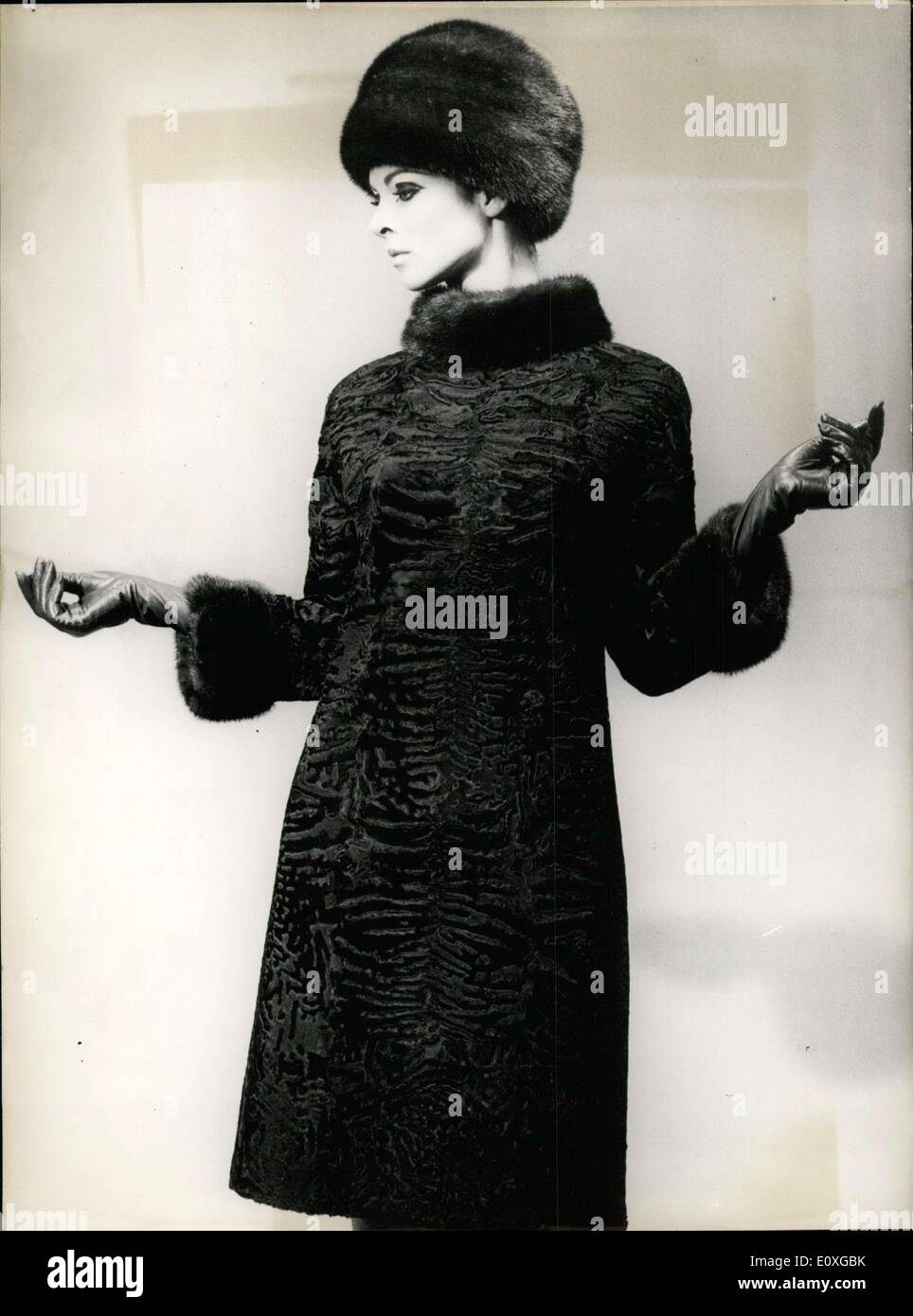 Sett. 10, 1966 - Il classico abito elegante-giacca è stata realizzata in forma arrotondata astrakhan moda e guarnita con pelo lungo il collo e polsi. Foto Stock