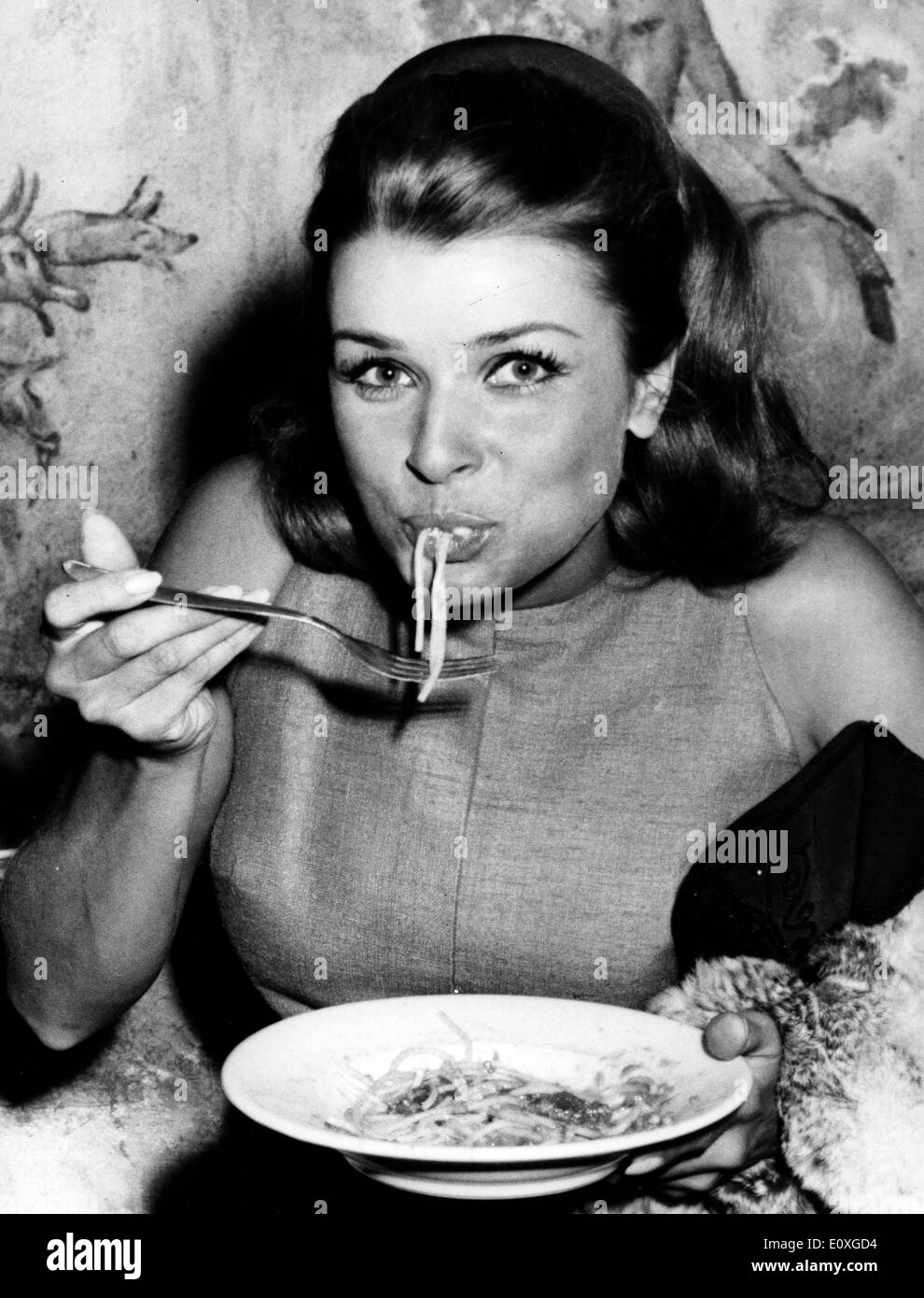 L'attrice Senta Berger mangiare spaghetti sul set di 'operazione San Gennario' Foto Stock