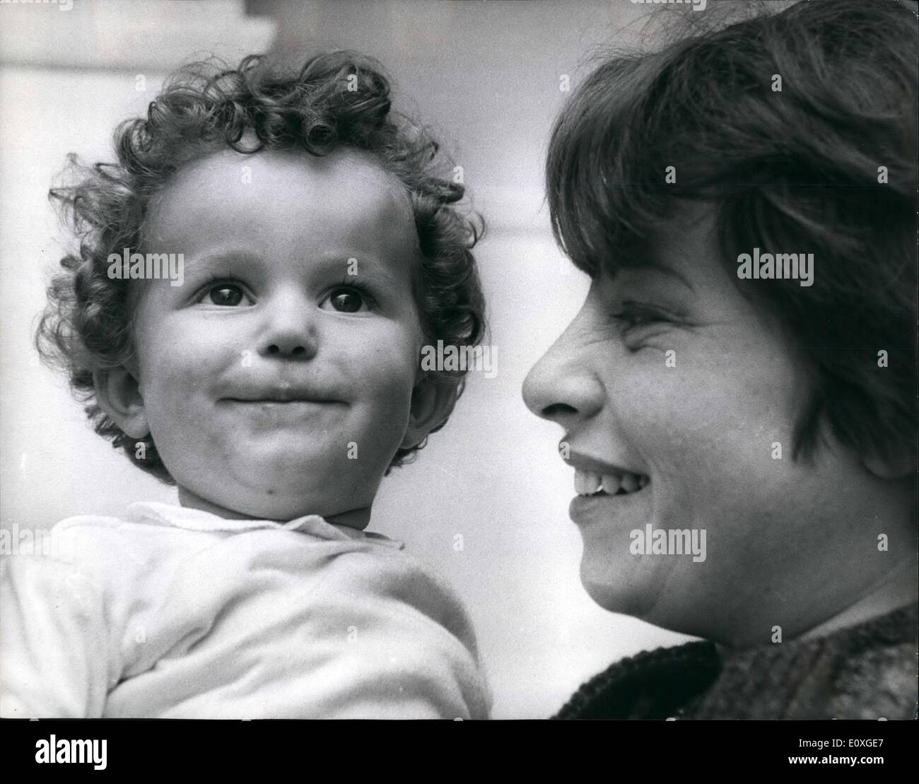 Sett. 29, 1966 - Il presidente Johnson termina divieto di bambino.: il presidente Johnson ha firmato una legge speciale per consentire un 18-mese-vecchio bambino per entrare negli Stati Uniti Il bambino, Irene ha genitori greca, ma è stata adottata dal 32 -enne American Air Force personale del sergente Bob Synder quando egli era di stanza a Atene. Quando il sergente Synder è stata rinviata per gli Stati Uniti due mesi fa, lui e la sua moglie britannica. Giugno hanno detto che il bambino era un immigrato vietata Foto Stock