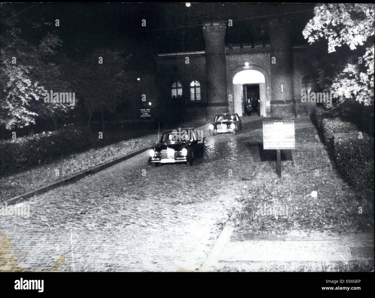 Ottobre 01, 1966 - Il Ministro ha respinto per l armamento Albert Spaer dopo il suo rilascio dalla prigione di Spandau dopo vent'anni. A mezzanotte - da Spandau prigione in un'auto completamente chiusa. Foto Stock