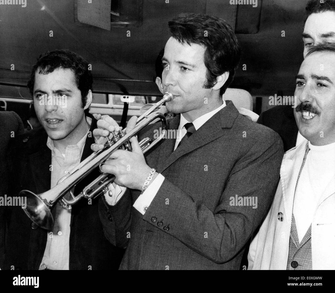 Musicista Herb Alpert a suonare la tromba all'Aeroporto di Londra Foto Stock