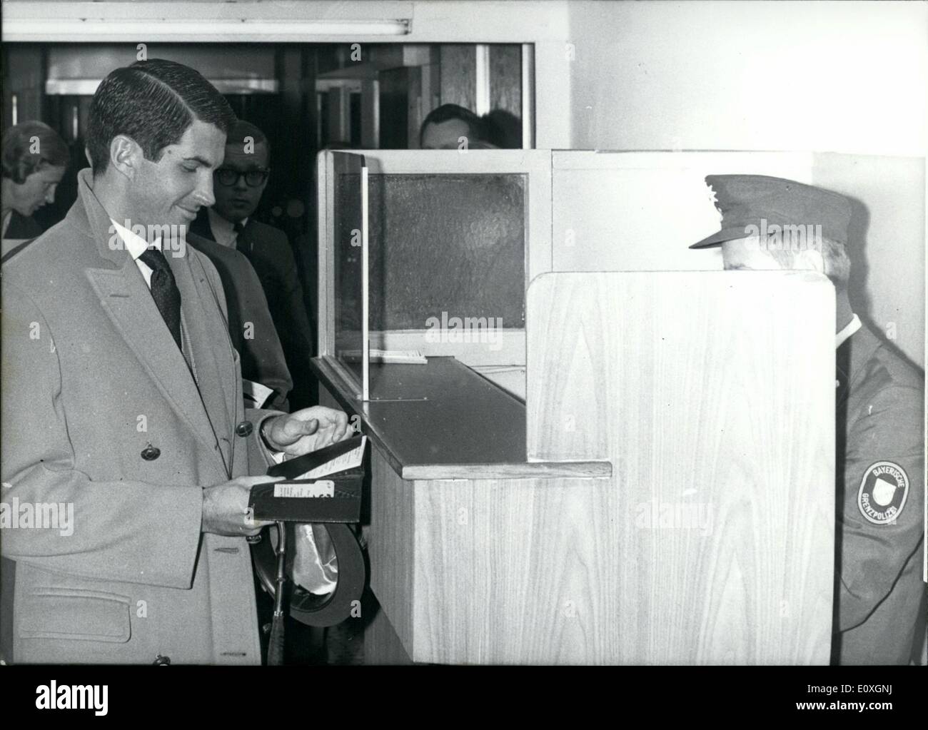 Ottobre 10, 1966 - Il 9 Ottobre è arrivato all'aeroporto-Riem American film di star a George Hamilton e l'attrice francese Marie Laforet, che suonano le parti principali del film ''Jack di diamanti''.24 ore fa suo George Hamilton fino a shot Johnson, figlia di US-Presidente Londra B. Johnson, che è romanticamente correlati con la stella di Hollywood, è stato uno dei più spettatori entusiasti Foto Stock