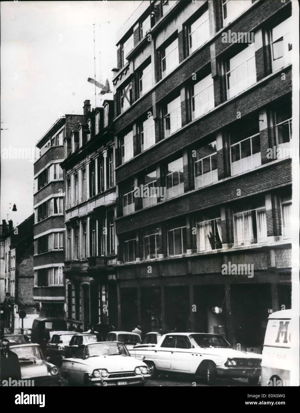 Il 12 Dic. 1966 - La fortuna di un fuga; un uomo aveva un miracoloso sfuggire oggi quando è caduto dal quarto piano di un palazzo di uffici Foto Stock