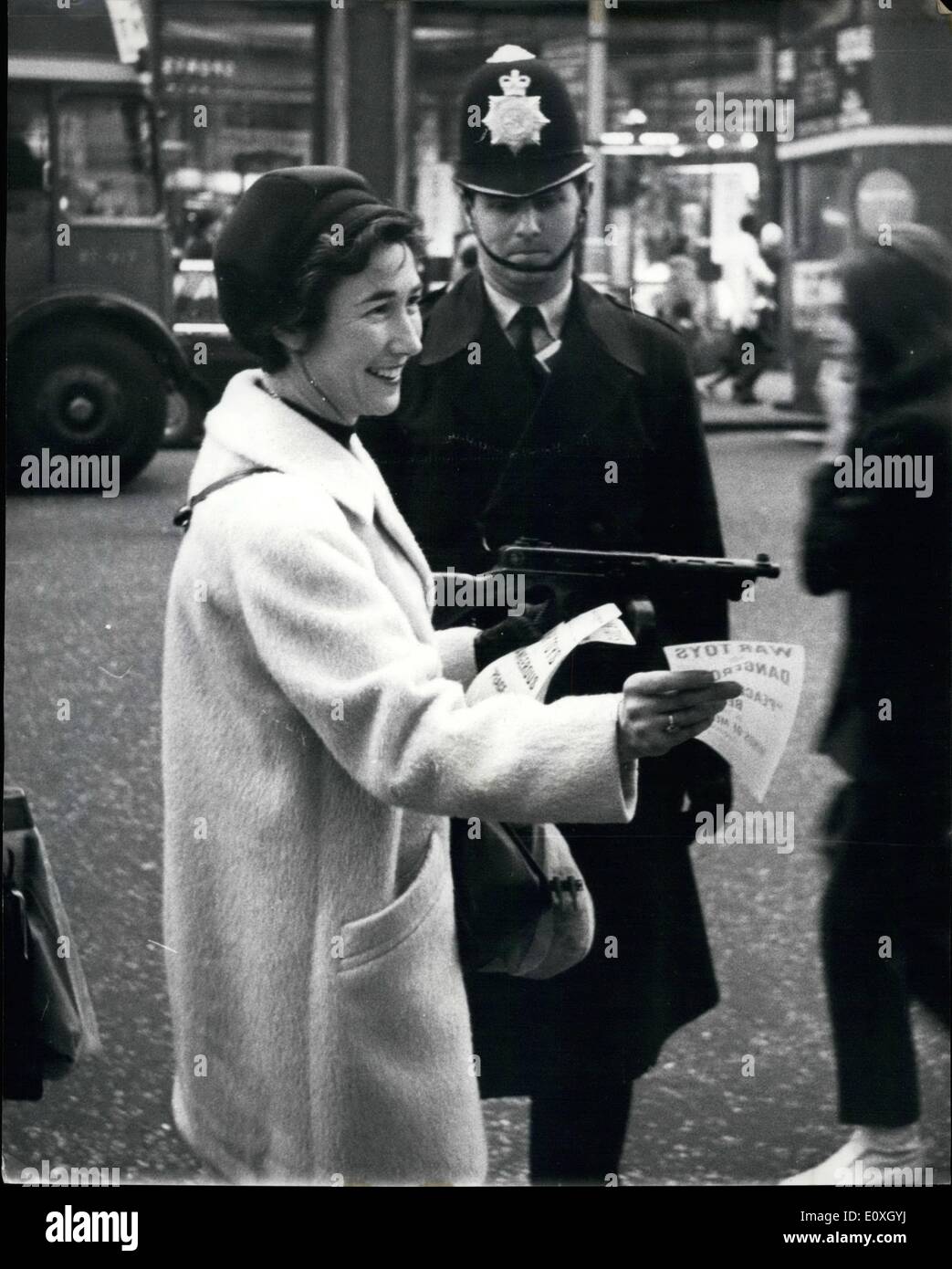 Il 12 Dic. 1966 - Guerra toy shoppers tenutosi a "Gunpoin'l. Gli acquirenti di Natale sono stati tenuti a ''gun'' point in Regent Street, Londra, ieri - e consegnato il depliant protestando per la vendita di 'honror toys'. Brendsihsing la vita come tommyguns na d bazooka erano sei madri, tra cui la signora Anne Kerr, manodopera p.f. per Rochester Chatham, Kent. Il battito del giocattolo spari ha contribuito ad attirare l attenzione per la loro protesta e le foglioline che detto ''giocattoli da guerra sono pericolose'' Foto Stock