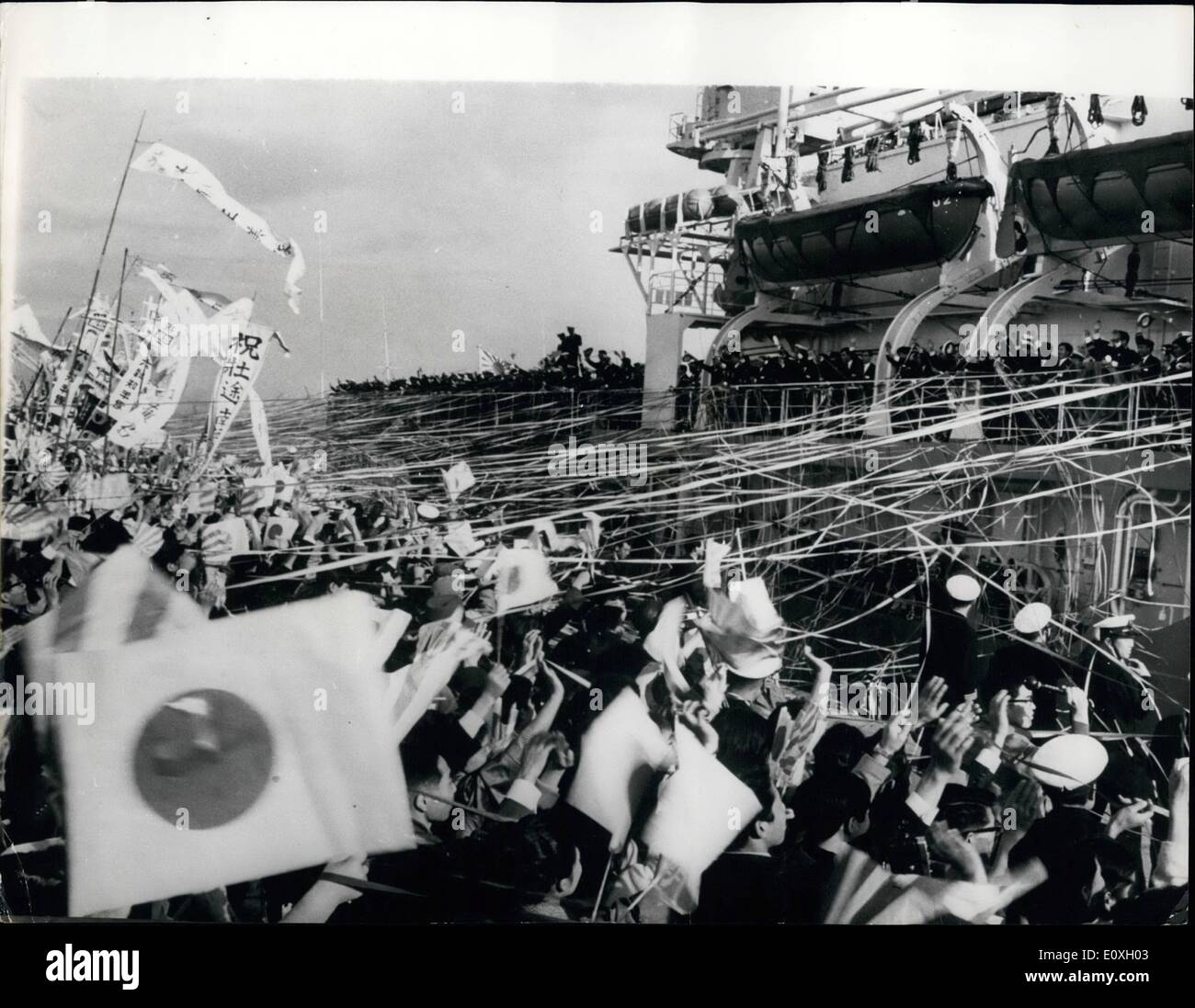 Il 12 Dic. 1966 - Bianco Natale per gli esploratori antartico. Il ghiaccio giapponese-breaker ''Fuji'' ottiene un gala per inviare-off da mogli, figli e familiari dell'equipaggio della barca a vela da Harumi Pier, Tokyo per l'Antartico sul Giappone l'ottava spedizione nel grande continente bianco. Il 7,760-ton ''Fuji'' portato a 40 Stati parte di scienziati, un equipaggio di 182 ufficiali e uomini e cinque newspapermen alla Showa sulla base Angul Island, dove due elicotteri trasportati in ghiaccio-breaker avrà inizio il trasporto di forniture per i 24 scienziati che rimangono dietro durante l'inverno e ritorno a Tokyo Foto Stock