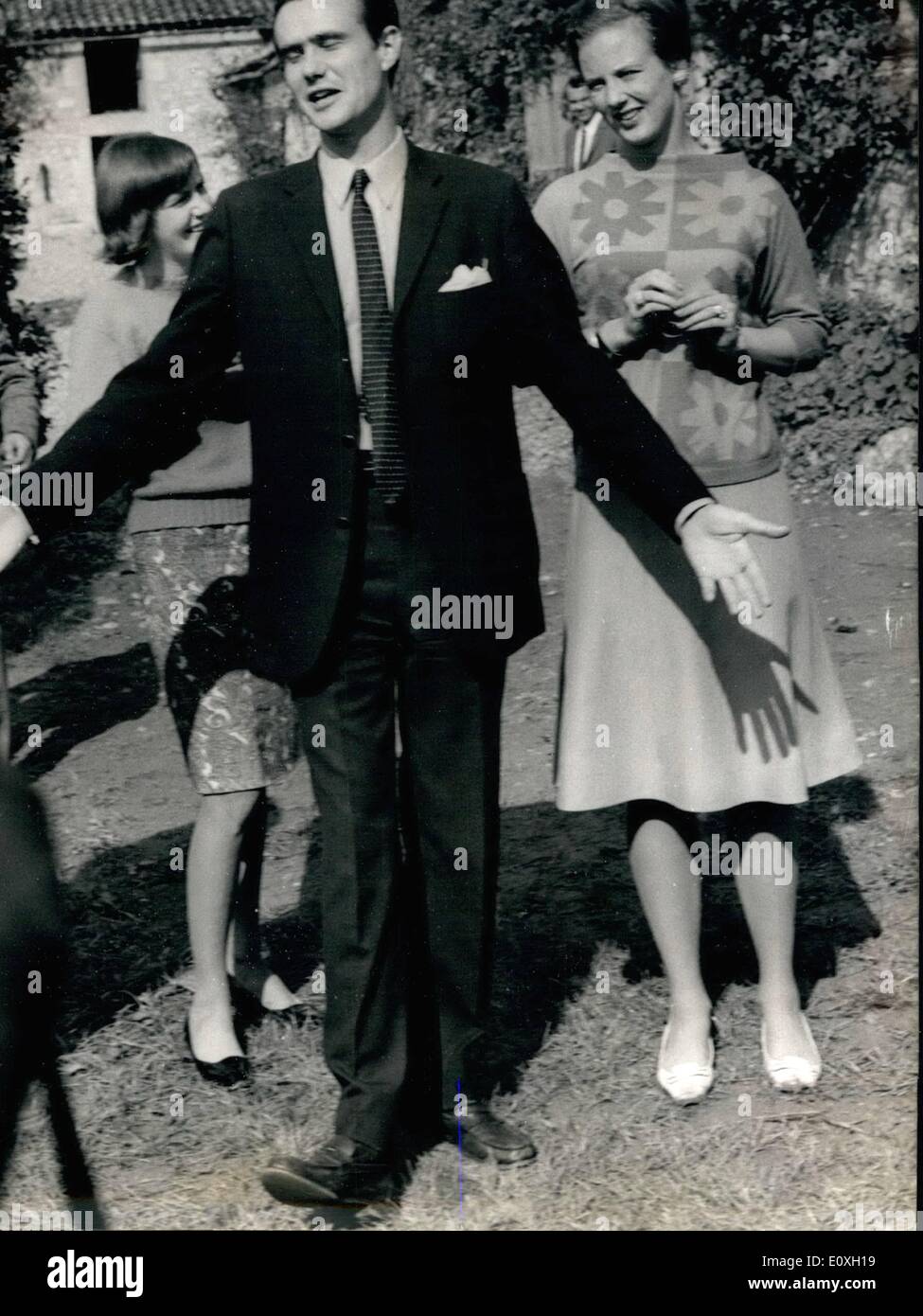 Ottobre 10, 1966 - la principessa Margarethe: Per favore, colleghi, ci lascia soli!: la principessa Margarethe erede al trono danese ora visitando il suo fidanzato la famiglia a Albas, a sud ovest della Francia. La foto mostra il conte Henri rivolgendosi ai fotografi e chiedendo loro di una tregua. La principessa Margarethe è visto dietro. Foto Stock