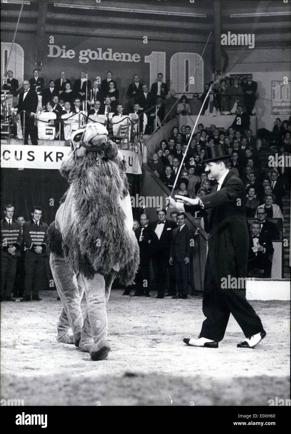 Il 12 Dic. 1966 - ''Stelle in Arena'' sotto questo motto la Abendzeitung, un ben noto Monaco di Baviera boulevard-journal, disposti nel Circus Krone un gran gala-sera. Il margine di profitto di cui sarà per il monaco di baviera ''aiuto per le persone anziane''. Questa prestazione è stata la fine e il punto culminante del grande enigma-play ''Il Golden Lo'' in cui circa 590,000 persone hanno partecipato quest'anno. Tra i 3.500 spettatori erano le personalità di spicco numerosi. ''Prima televisione tedesca'' notato l'intero show. Ops:- il ben noto obiettivo tedesco-keeper Petar Radenkovic (''Monaco 1860'') come clown. Foto Stock