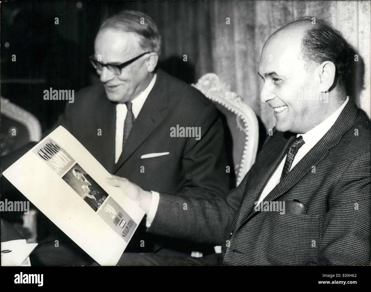 Dic. 13, 1966 - Professori Georg Solti(a destra) e Rudolf Hartmann (sinistra), direttore del Monaco di Baviera teatro nazionale durante il ricevimento al Four Seasons Hotel. Foto Stock