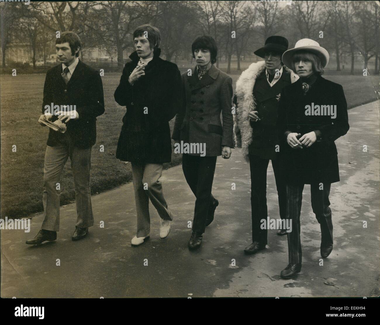 Gen 01, 1967 - Rolling Stones per Ed Sullivan Show: c'era una foto-chiamata a Londra questo pomeriggio per i Rolling Stones.Prima di loro in volo per gli Stati Uniti il venerdì il tredicesimo ad intraprendere la costa a costa Ed Sullivan Show sulla televisione di domenica il 15th. Le pietre di volare per tornare in Inghilterra per fare la loro prima apparizione di sempre la domenica seguente sul palladio show televisivo. La foto mostra i Rolling Stones a passeggiare nel parco verde di oggi. Essi sono Charlie Watts, Mick Jagger, Bill Wyman Keith Richard e Brian Jones. Foto Stock